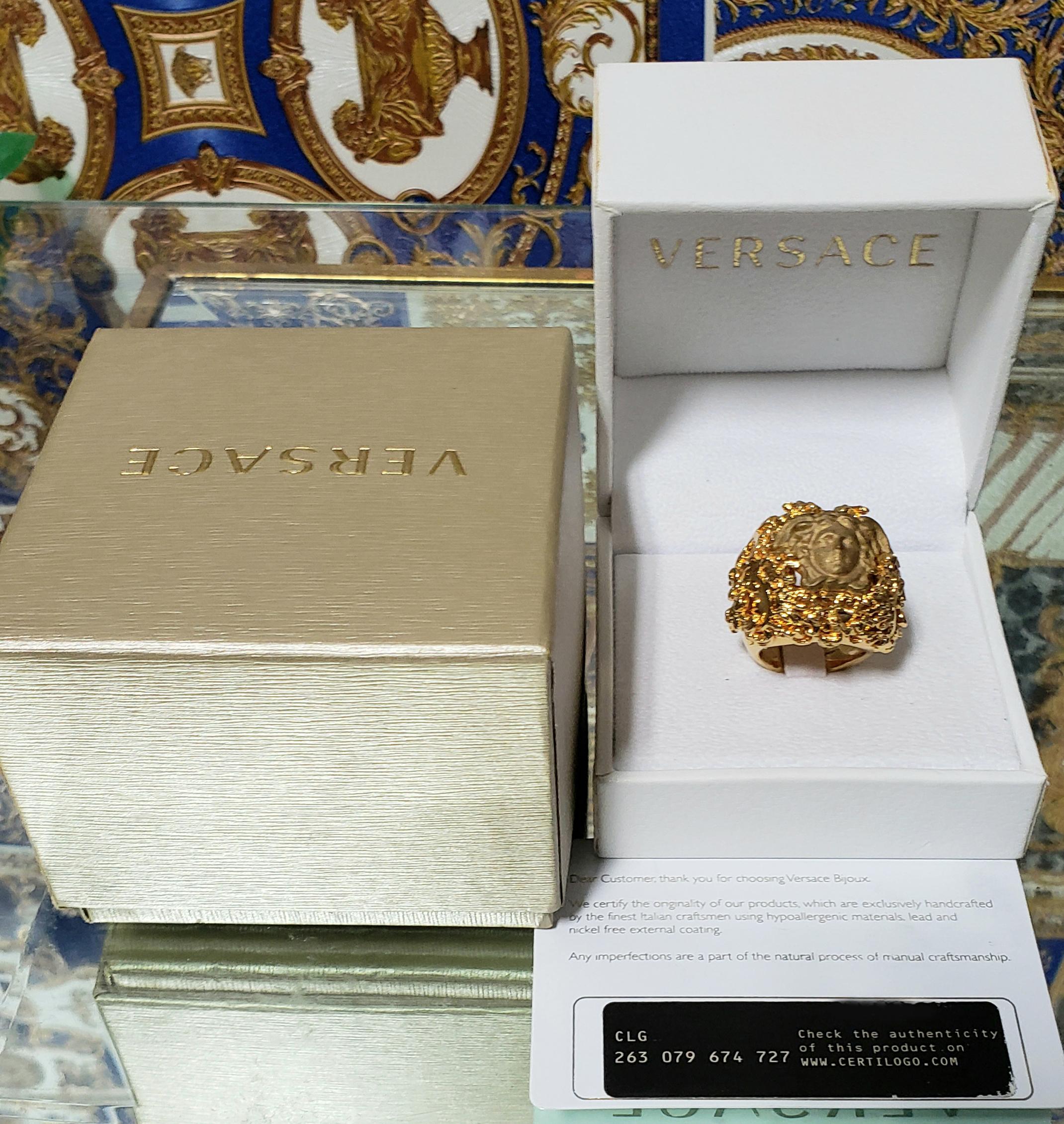 VERSACE




24K Gold Plated Medusa Ring

Baroque pattern



Made in Italy


Brand new. Display model, got minor scratches.

100% authentic guarantee. Comes with Versace box.

       PLEASE VISIT OUR STORE FOR MORE GREAT ITEM