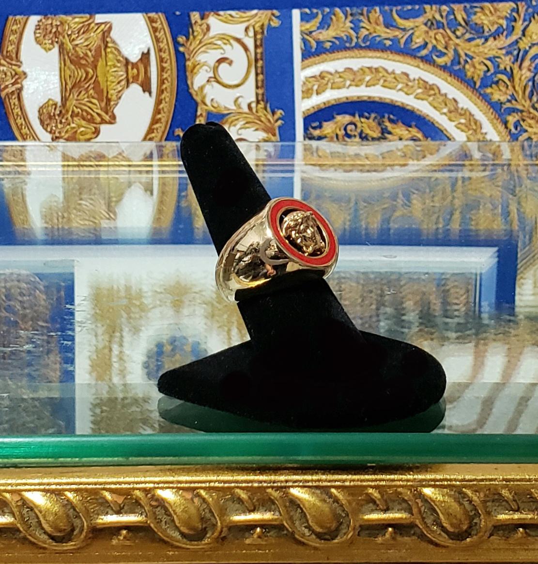 NOUVELLE BAGUE VERSACE MEDUSA plaquée or 24 carats avec rouge taille 8 en vente 3