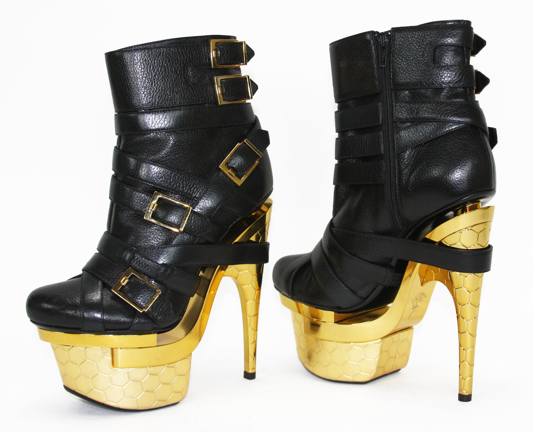 New Versace Multi Buckle Black Gold Ankle Boots Booties
Designer size 38 - US 8
100% Leather, Multi Gold Tone Metal Buckles, 3 x Gold Tone Platform with Honeycomb Design, Side Zip Closure, Leather Lining.
Heel Height Approx. - 6.5 inches (16.5 cm),