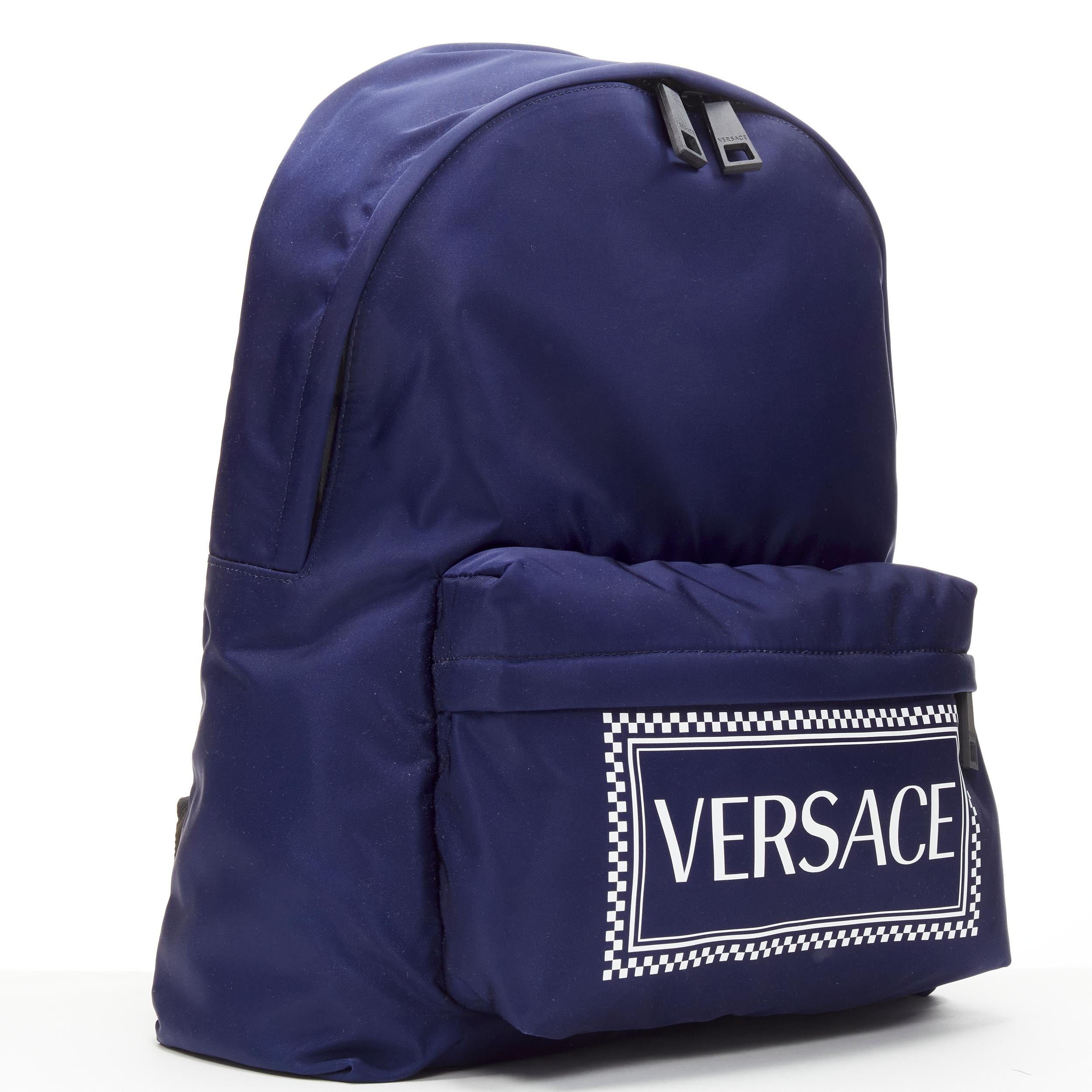 Bleu new VERSACE 90's Box Logo navy blue nylon Greca strap backpack en vente
