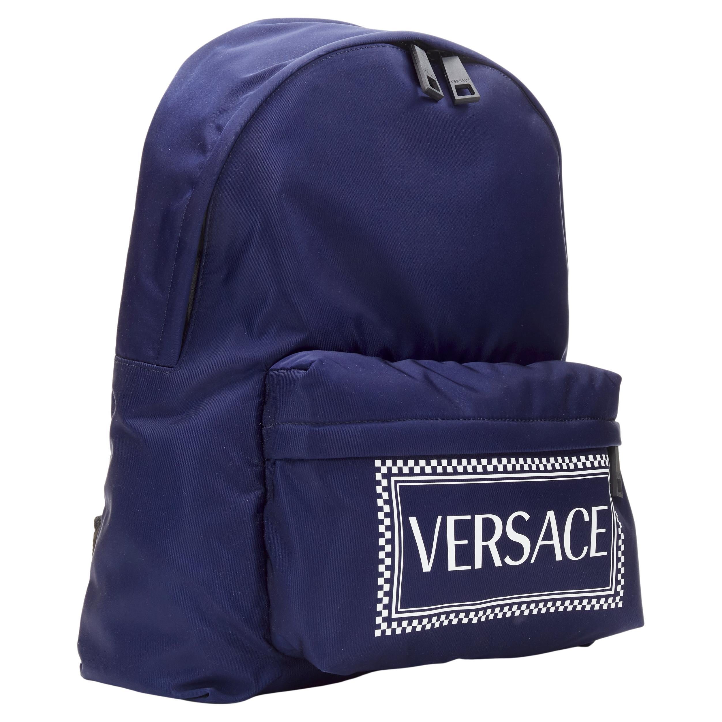 Versace - Sac à dos à bandoulière en nylon gréca bleu marine avec logo et  boîte, années 90, état neuf En vente sur 1stDibs