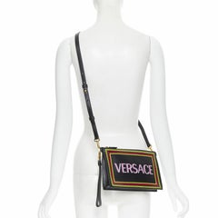 Neu VERSACE 90er Jahre Crossbody-Clutch mit grafischem Logo aus schwarzem Kalbsleder und Reißverschluss