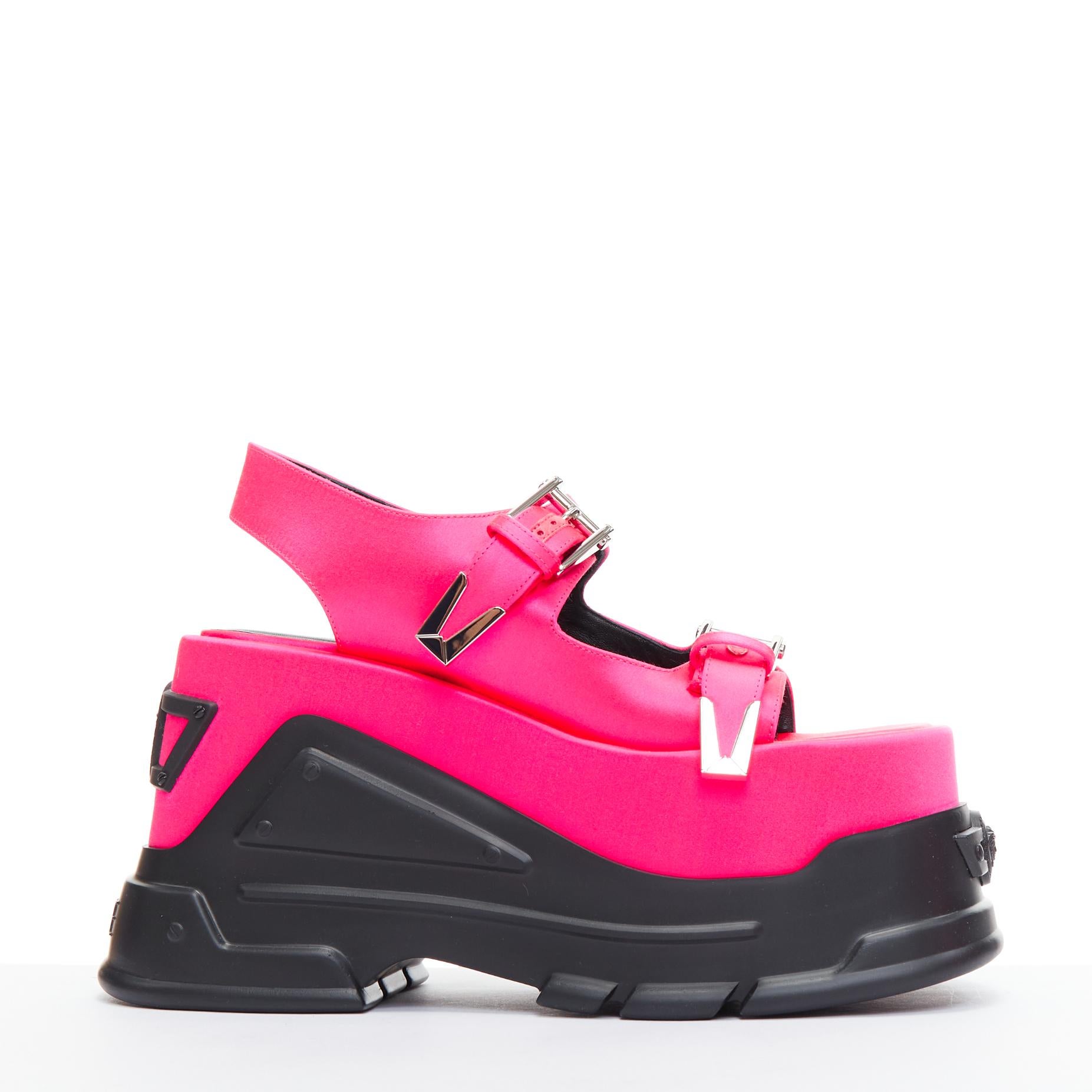 Neu VERSACE Anthem 120 Tropical Pink fuschiafarbene satinierte Plateau-Sandalen aus Satin EU38
Referenz: TGAS/F00346
Marke: Versace
Designer: Donatella Versace
Modell: 1009804 1A00619 1PM6P
Collection'S: Landebahn
MATERIAL: Satin, Gummi
Farbe: Rosa,