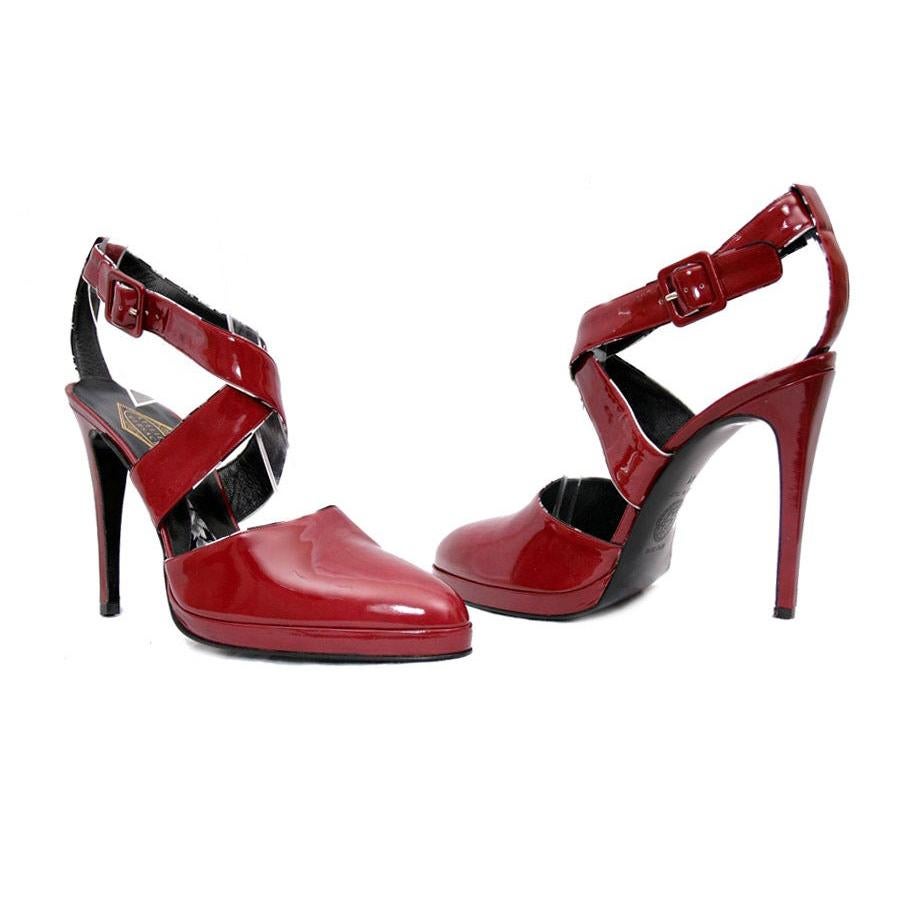 New Versace Atelier Burgundy Red Patent Leather Platform Shoes
Editor’s note:
If you want to anchor your feminine and sophisticated look, better ground your outfit with footwear that holds such appeal. Looking at these Versace Atelier shoes already