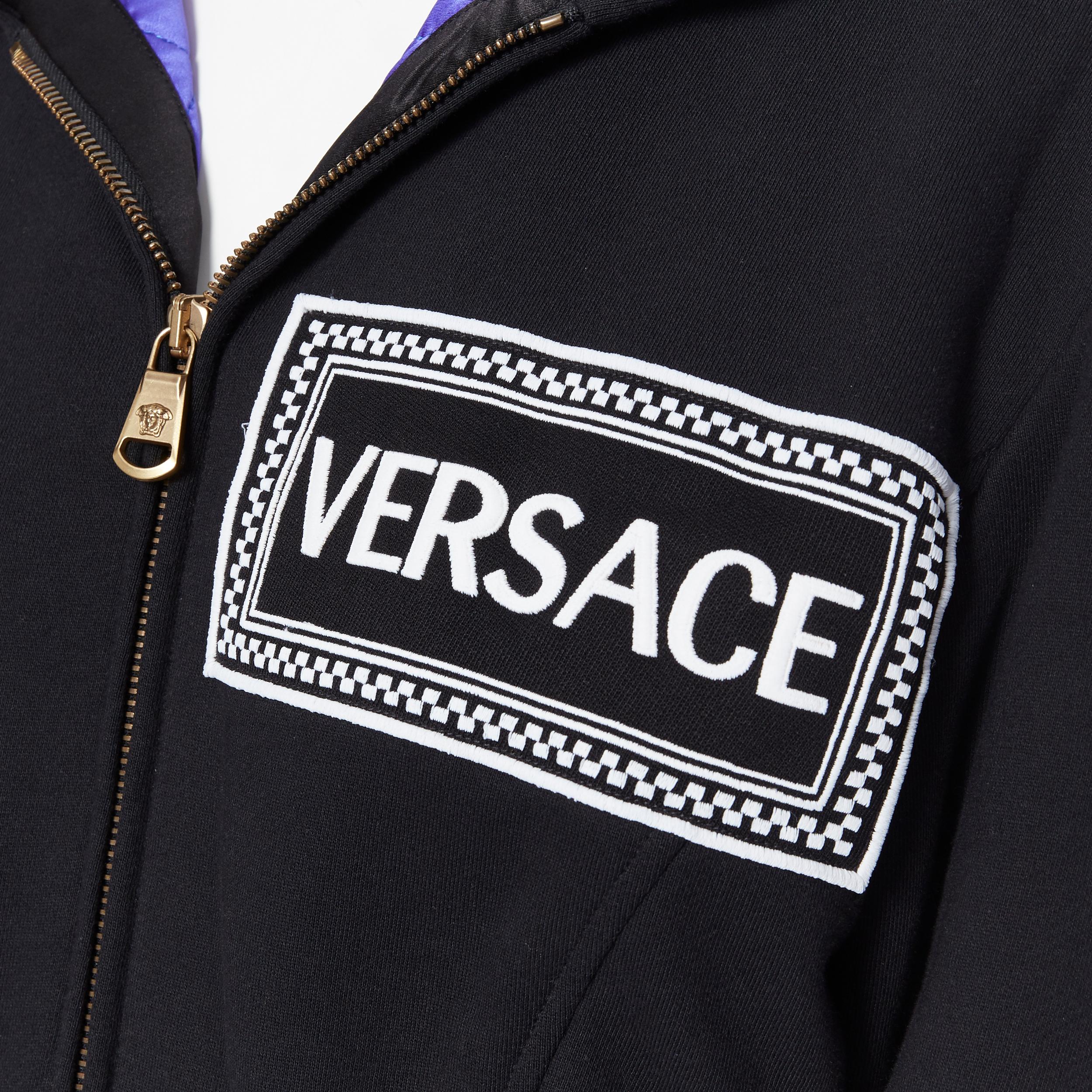 new VERSACE AW18 Pillow Talk 90's vintage logo purple quilted cropped hoodie XS
Brand: Versace
Designer: Donatella Versace
Collection: AW 2018
Model Name / Style: Hoodie
Material: Cotton
Color: Black, purple
Pattern: Solid
Closure: Zip
Extra Detail: