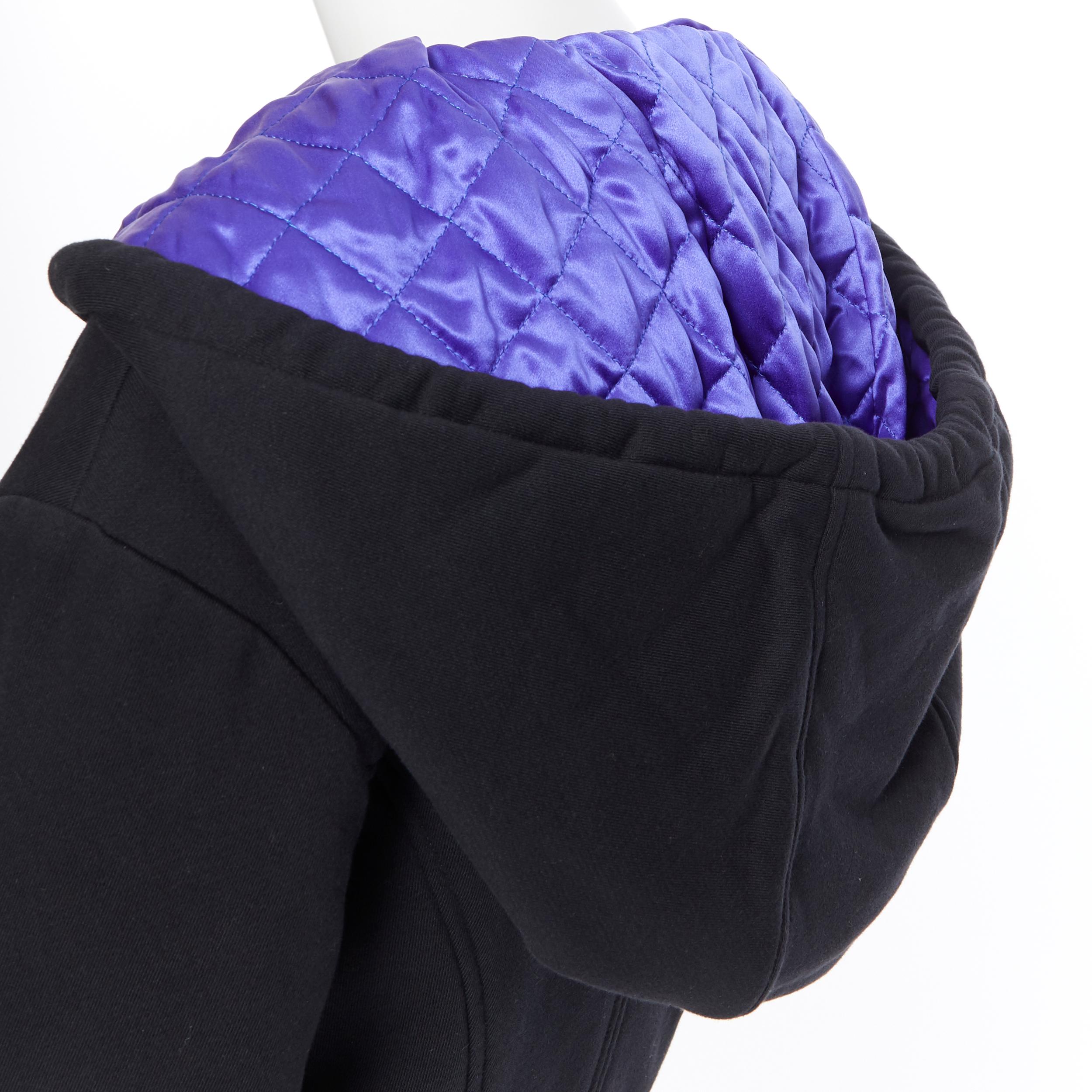 new VERSACE AW18 Pillow Talk black 90s box logo purple quilted cropped hoodie XS
Brand: Versace
Designer: Donatella Versace
Collection: Fall Winter 2018
Model Name / Style: Pillow Talk hoodie
Material: Cotton
Color: Black, royal purple