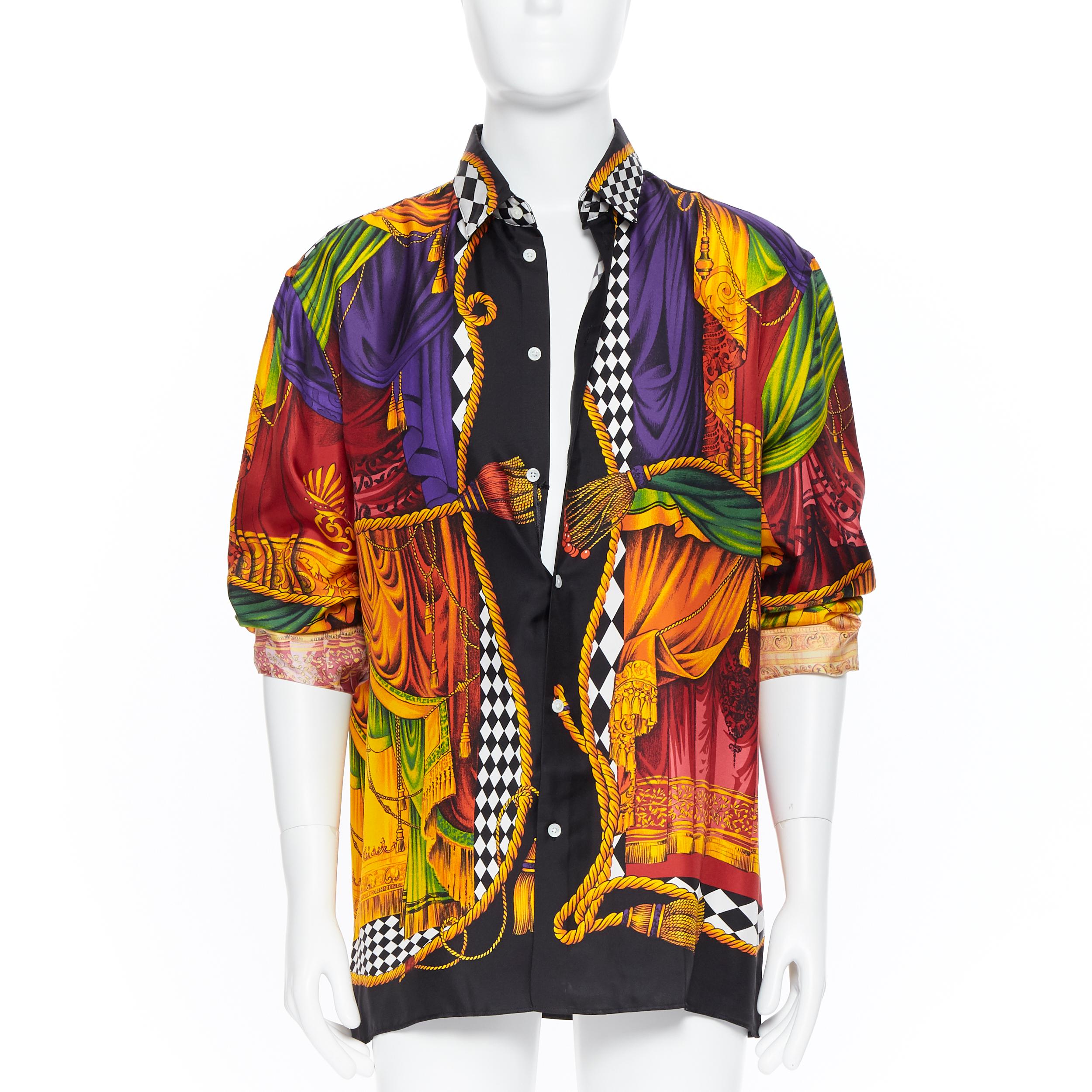 new VERSACE AW18 Runway 100% silk drape curtain gold tassel rope print shirt 3XL
Brand: Versace
Designer: Donatella Versace
Collection: Fall Winter 2018 Look 41
Model Name / Style: Silk shirt
Material: Silk
Color: Multicolour
Pattern: Other; curtain