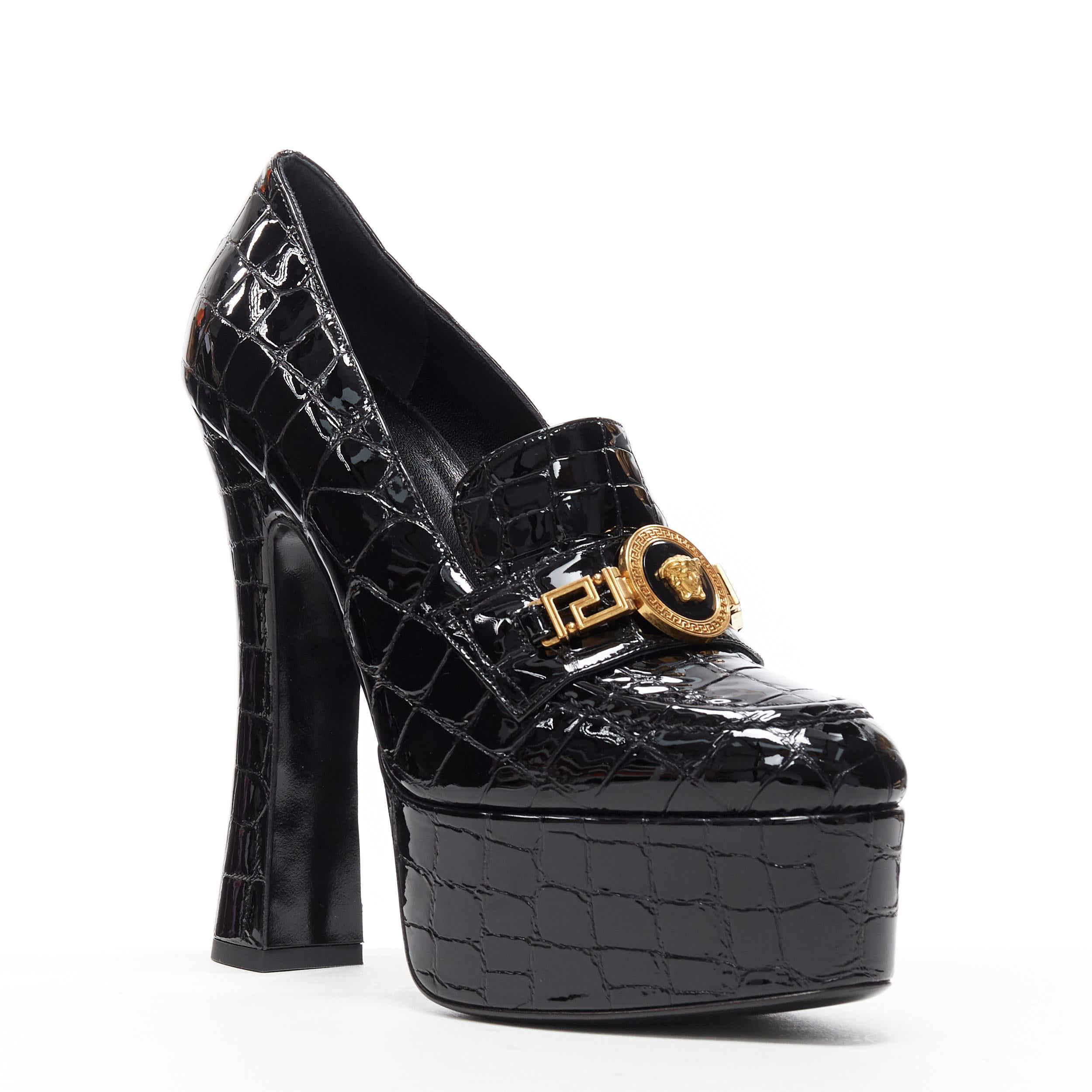 new VERSACE AW18 Runway black croc gold Medusa chain loafer platform heel EU37
Brand: Versace
Designer: Donatella Versace
Collection: Fall Winter 2018
Model Name / Style: Loafer platforms
Material: Patent leather
Color: Black
Pattern: Solid
Extra