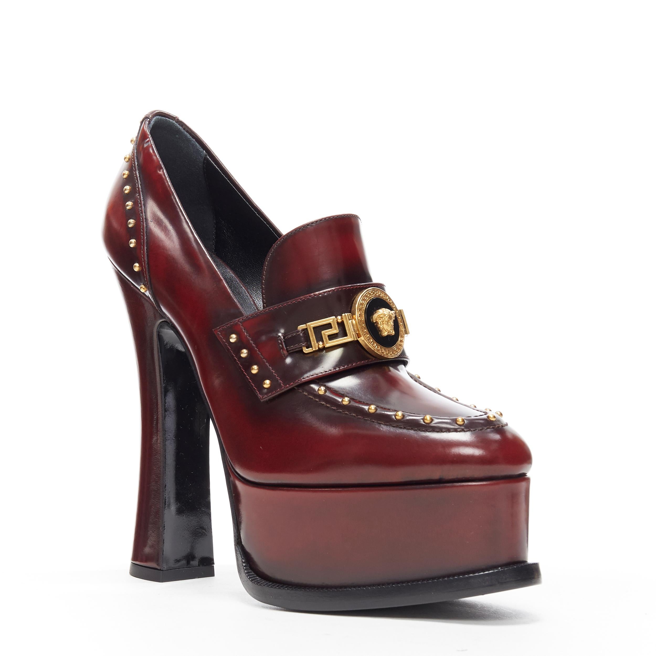 new VERSACE AW18 Runway burgundy studded Medusa chain loafer platform heel EU36
Brand: Versace
Designer: Donatella Versace
Collection: Fall Winter 2018
Model Name / Style: Loafer platforms
Material: Leather
Color: Burgundy
Pattern: Solid
Extra