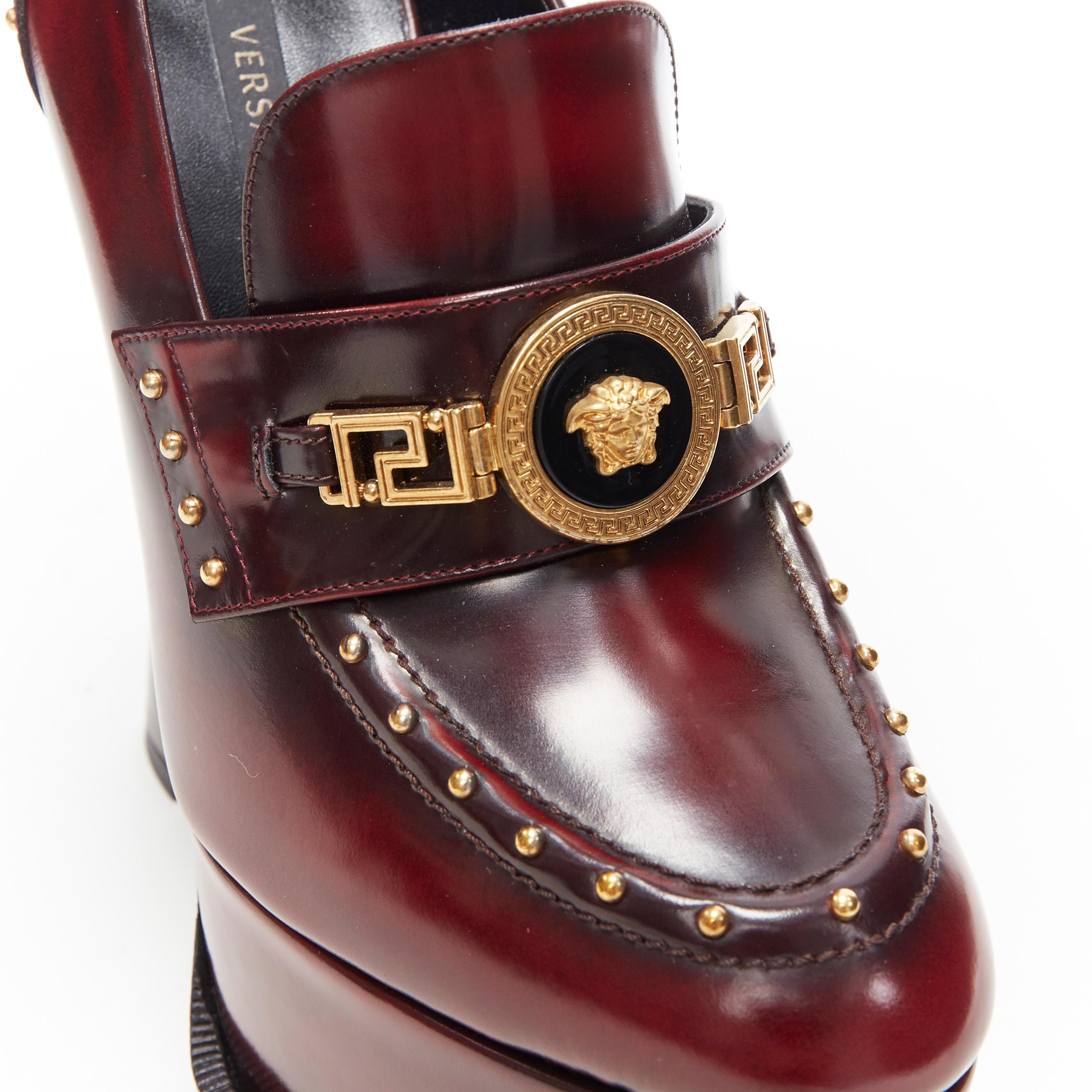 new VERSACE AW18 Runway burgundy studded Medusa chain loafer platform heel EU37
Brand: Versace
Designer: Donatella Versace
Collection: Fall Winter 2018
Model Name / Style: Loafer platforms
Material: Leather
Color: Burgundy
Pattern: Solid
Extra