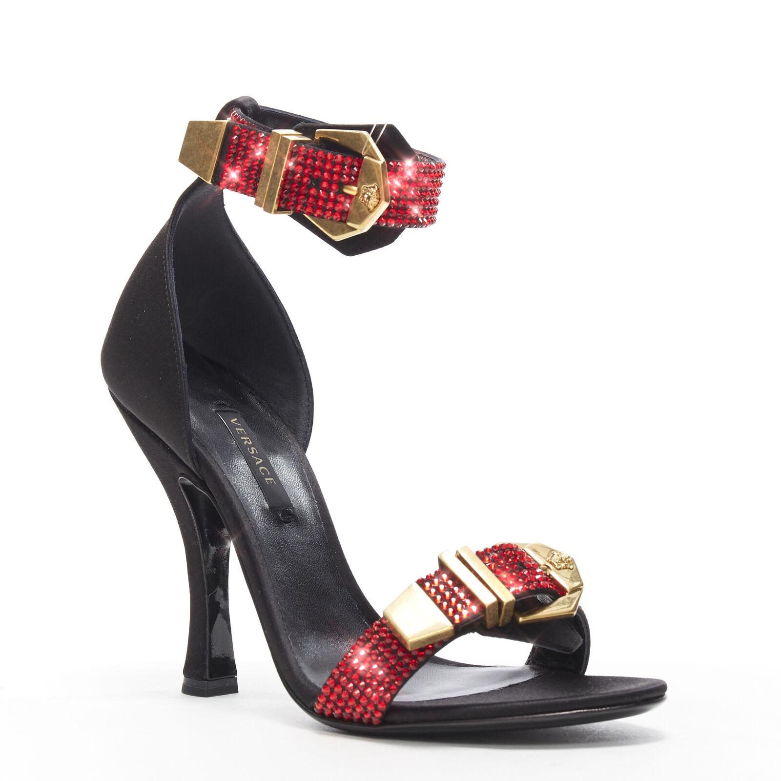 new VERSACE AW18 Runway red strass crystal gold buckle strappy sandal EU37
Brand: Versace
Designer: Donatella Versace
Collection: Fall Winter 2018
Model Name / Style: Crystal heel
Material: Leather
Color: Red
Pattern: Solid
Closure: Buckle
Lining