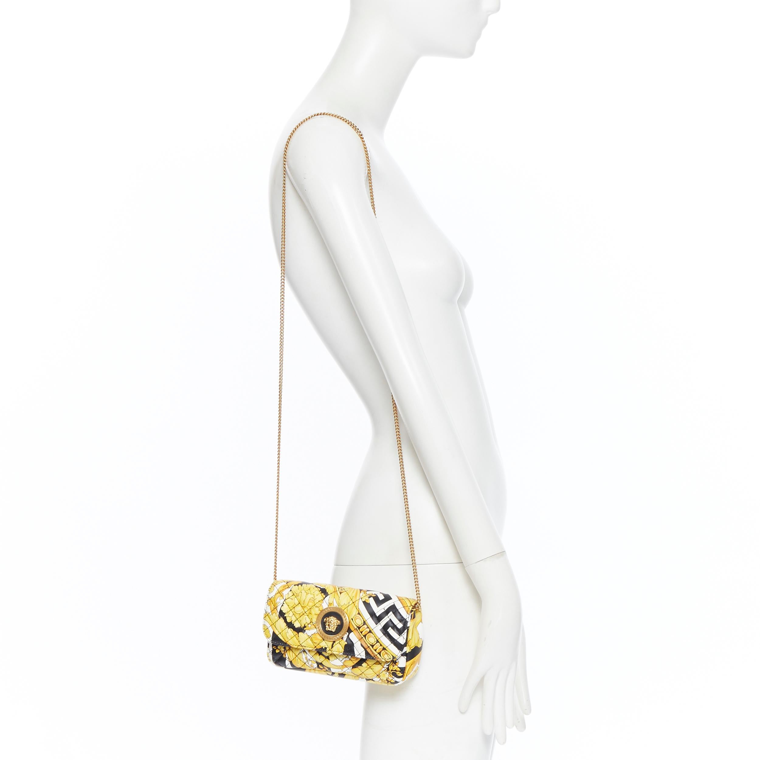 new VERSACE AW19 black white Greca gold baroque print quilted leather Medusa bag
Brand: Versace
Designer: Donatella Versace
Collection: Fall Winter 2019
Model Name / Style: Shoulder bag
Material: Leather
Color: Multicolour
Pattern: Abstract
Closure: