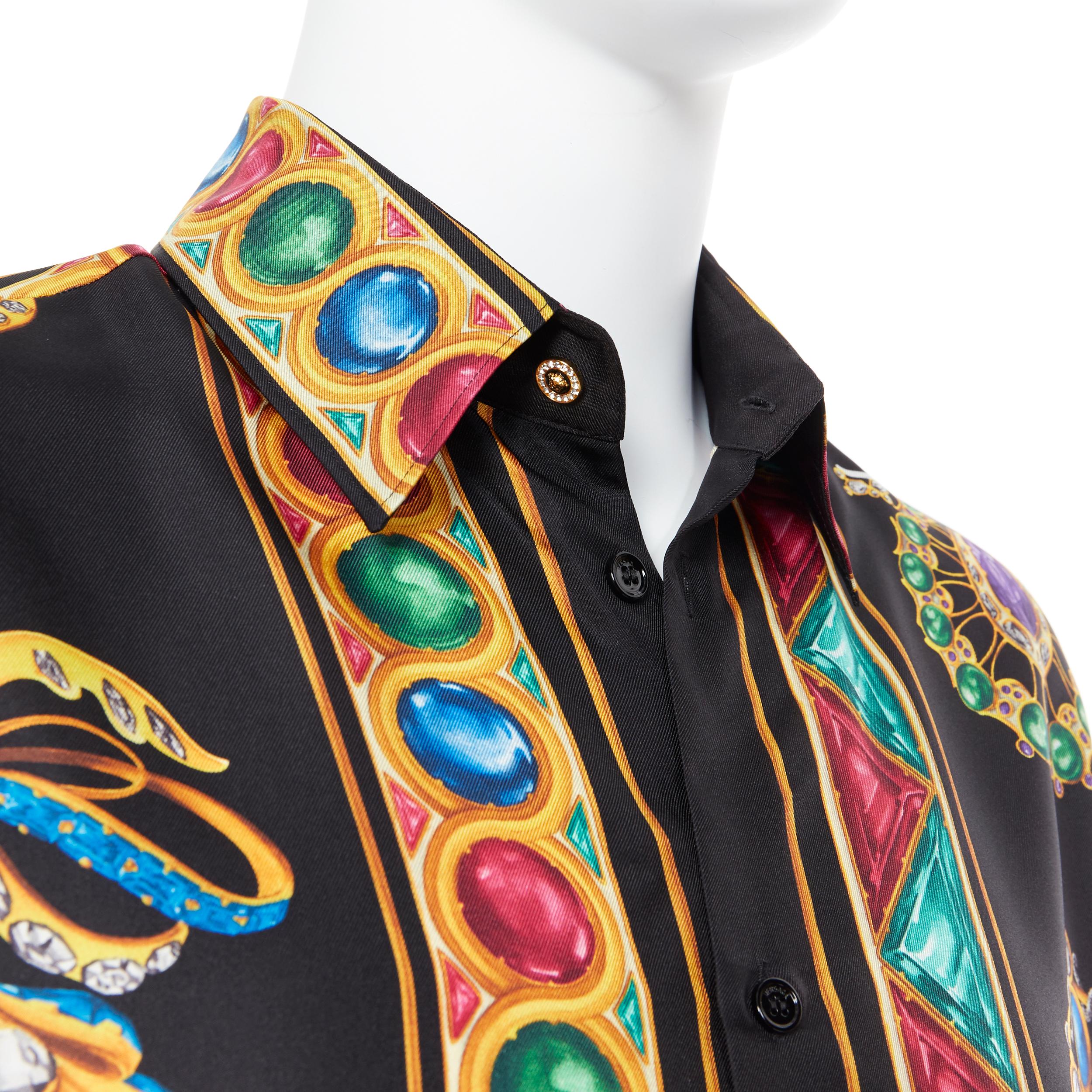 nuevo VERSACE AW19 Pasarela 100% seda negro vintage estampado joya Medusa camisa EU41
Marca: Versace
Diseñadora: Donatella Versace
Colección: Otoño Invierno 2019
Model Name / Style: Camisa de seda
Material: Seda
Color: Negro
Patrón: Otro; estampado