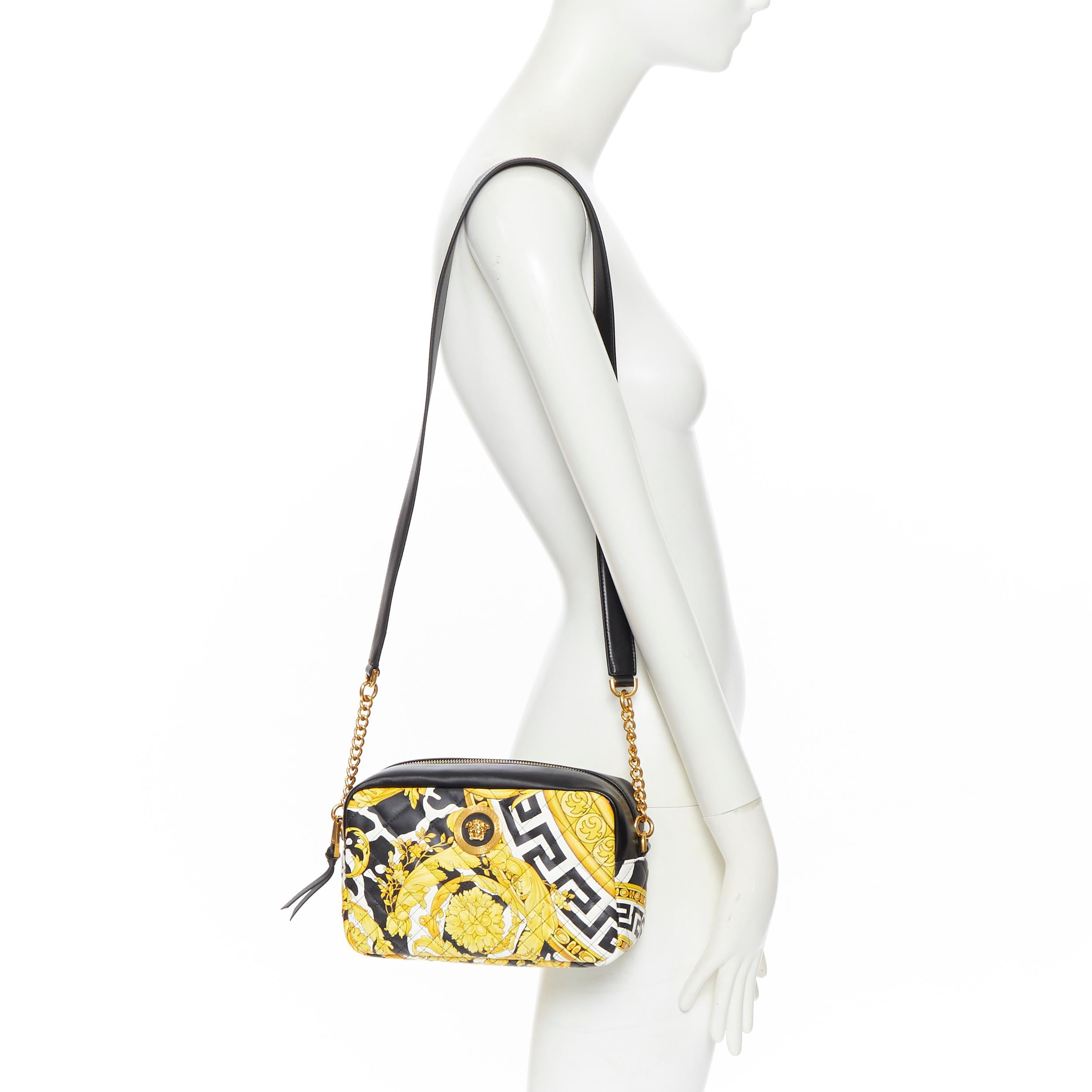 nuovo VERSACE AW19 Savage Baroque nero trapuntato in pelle piccola crossbody camera bag
Marchio: Versace
Stilista: Donatella Versace
Collezione: Autunno Inverno 2019
Nome del modello / Stile: Borsa per fotocamera
Materiale: Pelle; agnello
Colore: