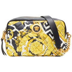 VERSACE AW19 Savage Barock Schwarze kleine Crossbody-Kameratasche aus gestepptem Leder
