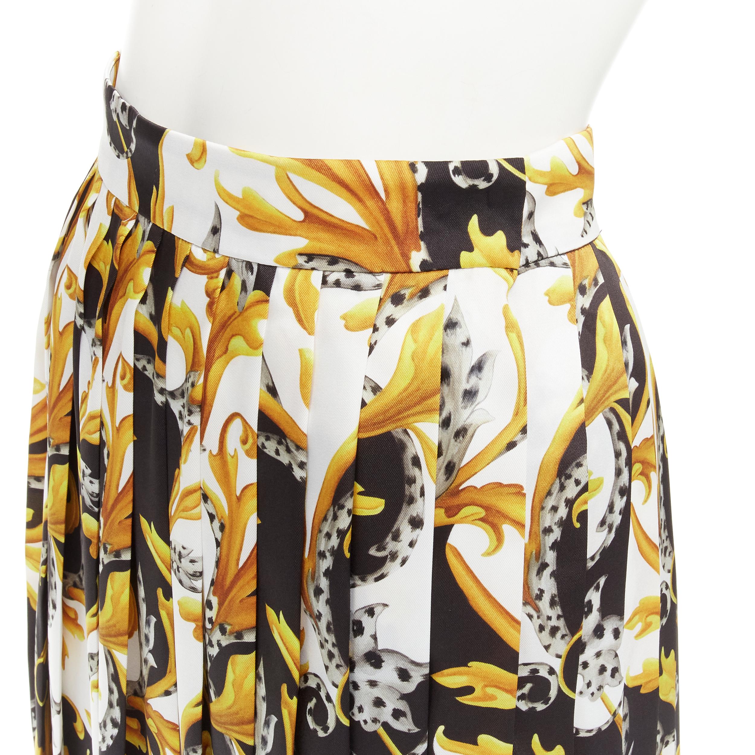 new VERSACE Barocco Acanthus black gold print pleated high slit skirt IT36 XS 
Reference: TGAS/C00816 
Brand: Versace 
Designer: Donatella Versace 
Collection: Barocco Acanthus 
Material: Polyester 
Color: Black 
Pattern: Floral 
Closure: Zip 
Extra