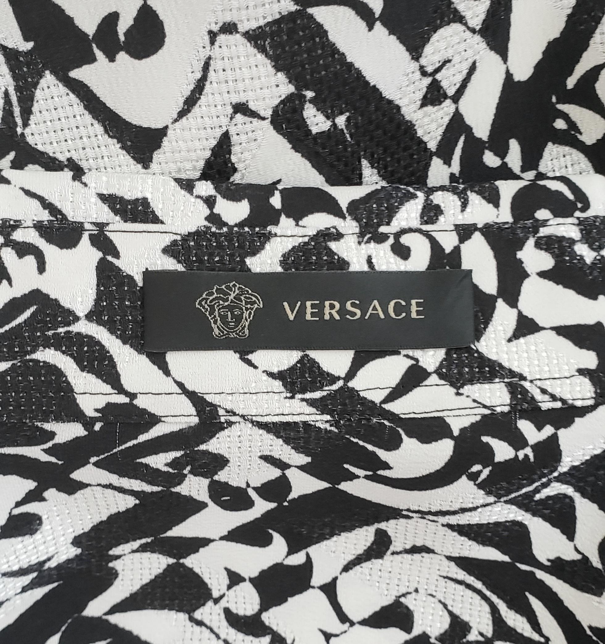 NEW VERSACE BLACK and WHITE PRINTED SHIRT IT 52 - US XL For Sale 8