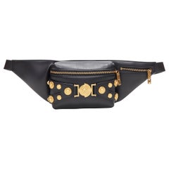 Neu VERSACE Schwarze Taillettentasche aus Kalbsleder mit goldenem Medusa- Münznieten bondage-Riemen