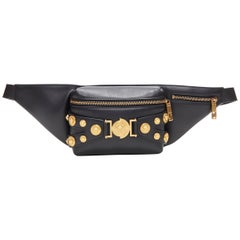 Neu VERSACE Schwarze Taillettentasche aus Kalbsleder mit goldenem Medusa- Münznieten bondage-Riemen