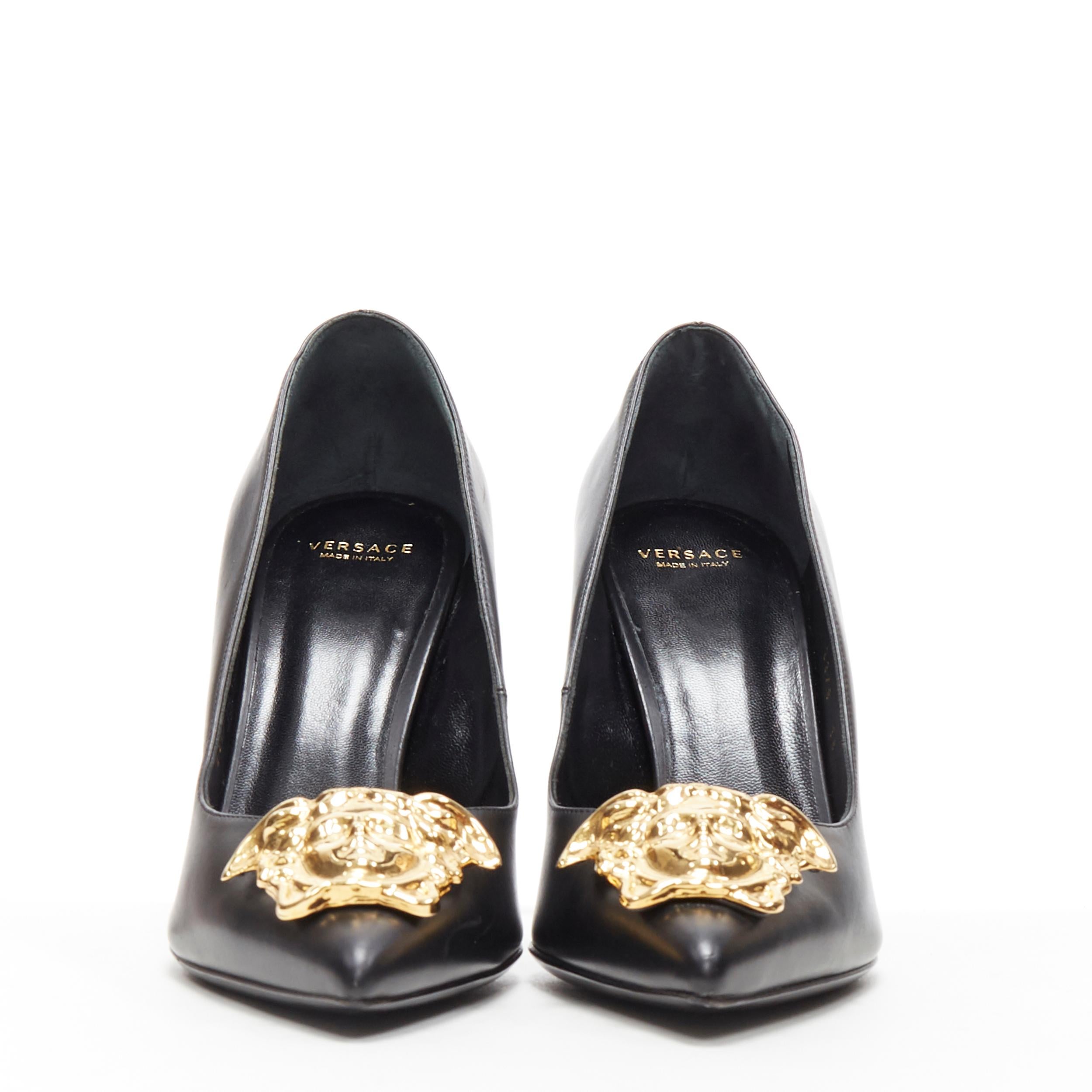 neu VERSACE schwarzes Kalbsleder gold Medusa Metallabsatz spitze Pigalle Pumps EU40 im Zustand „Neu“ in Hong Kong, NT