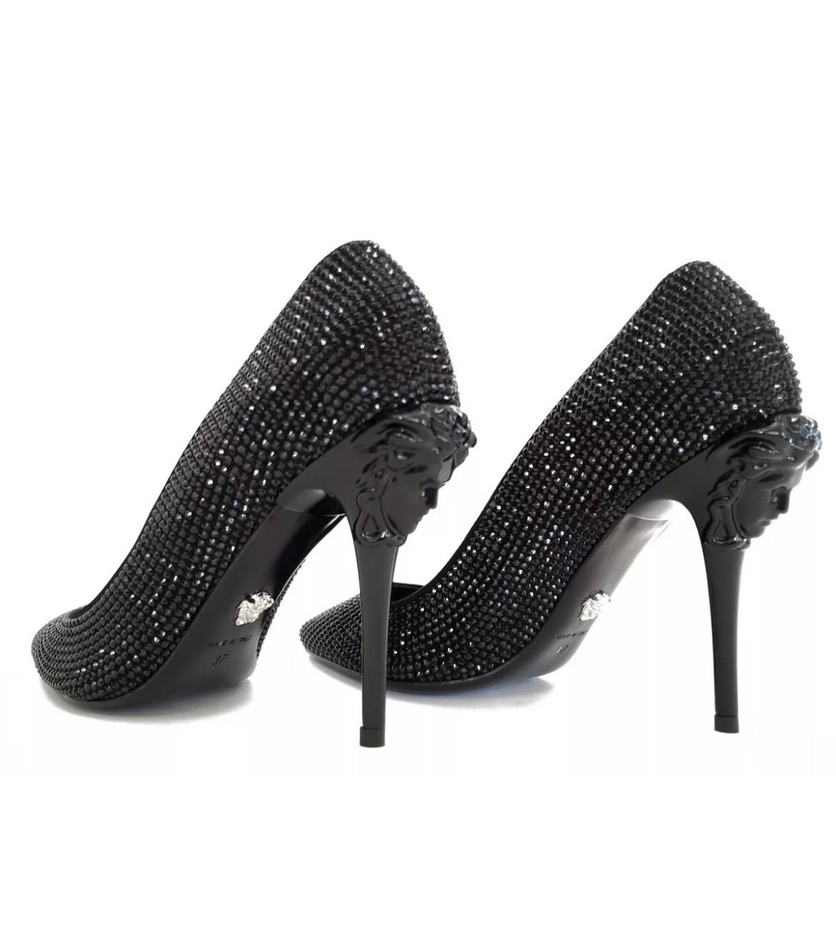 VERSACE PALAZZO PUMPS.
Black suede and crystal shoes from the Palazzo line, with lacquered Medusa Head heel.
DETAILS:
Closed toe.
Medusa heel.
Content: 100% Leather.
100% Leather (Lining and Sole).
Color: Black
Measurements:
Heel: 4 inches
Size 37 -