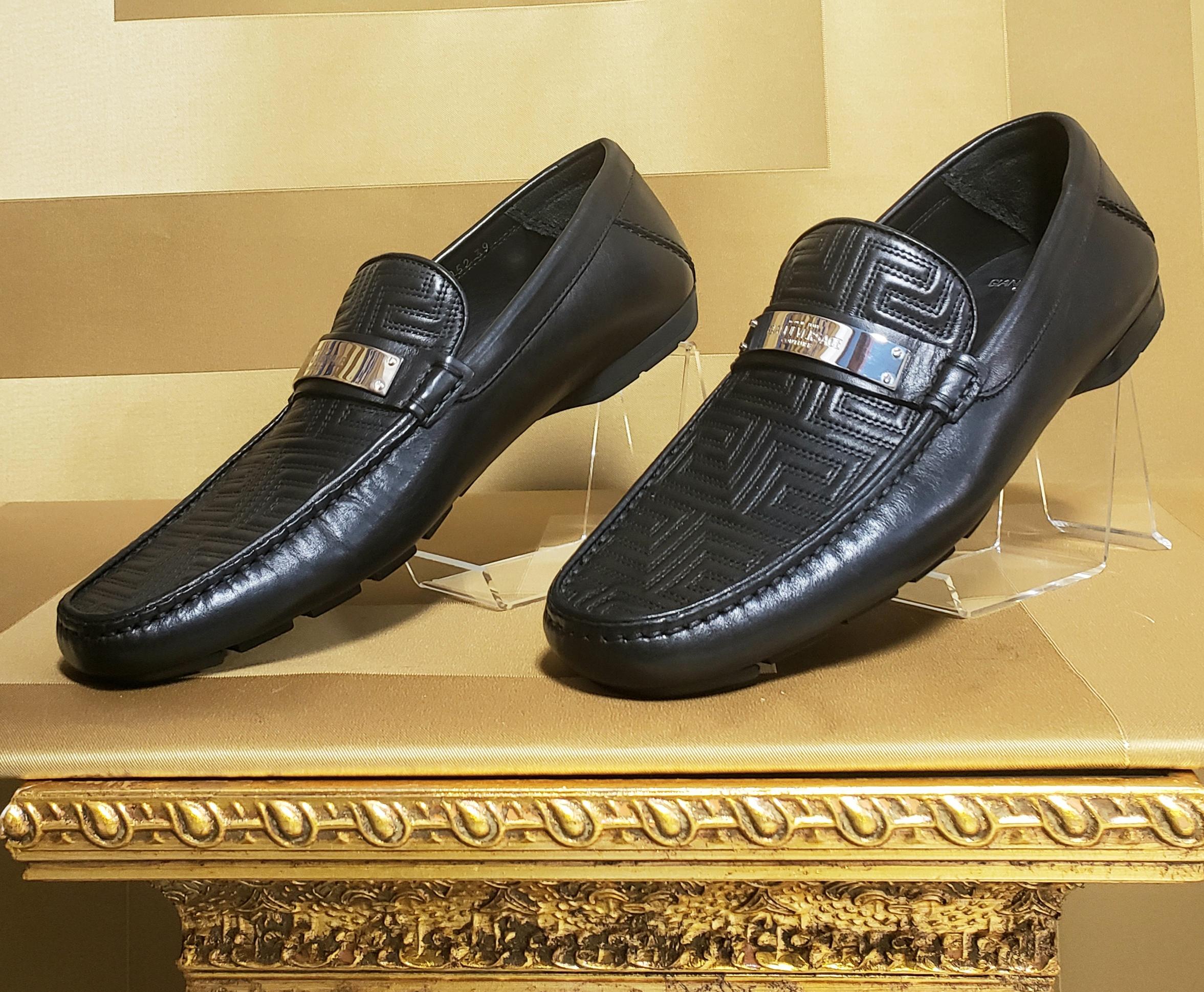 VERSACE

City Shoe Greek Key Embroidery


Both casual and chic, these loafers are a great alternative to sneakers when off-duty.
      
Rubber sole loafers


Signature silver-tone buckle, rubber sole


Content: 100% leather 


Lining: 100%