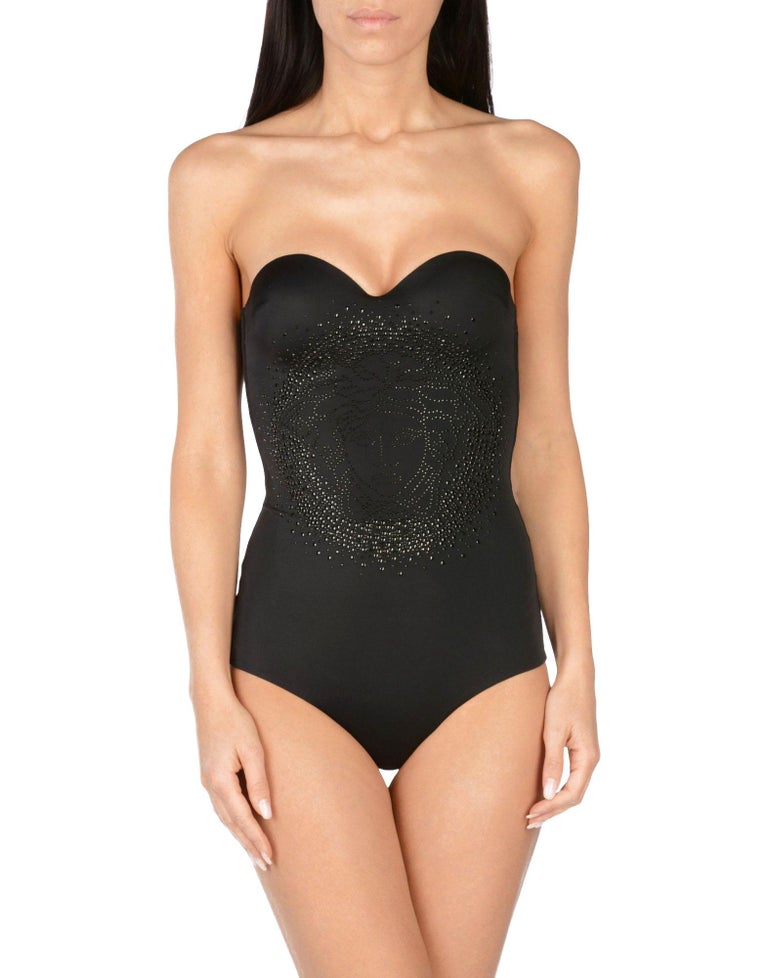 New Versace Black Jersey Embellished Medusa Swimsuit
Designer sizes available - 1,2,3,4
Round dipped cup, Sculptured one piece swimsuit with detachable halter-neck and embellished central Medusa Head, Stretch Jersey, Fully Lined.
Made in Italy
New