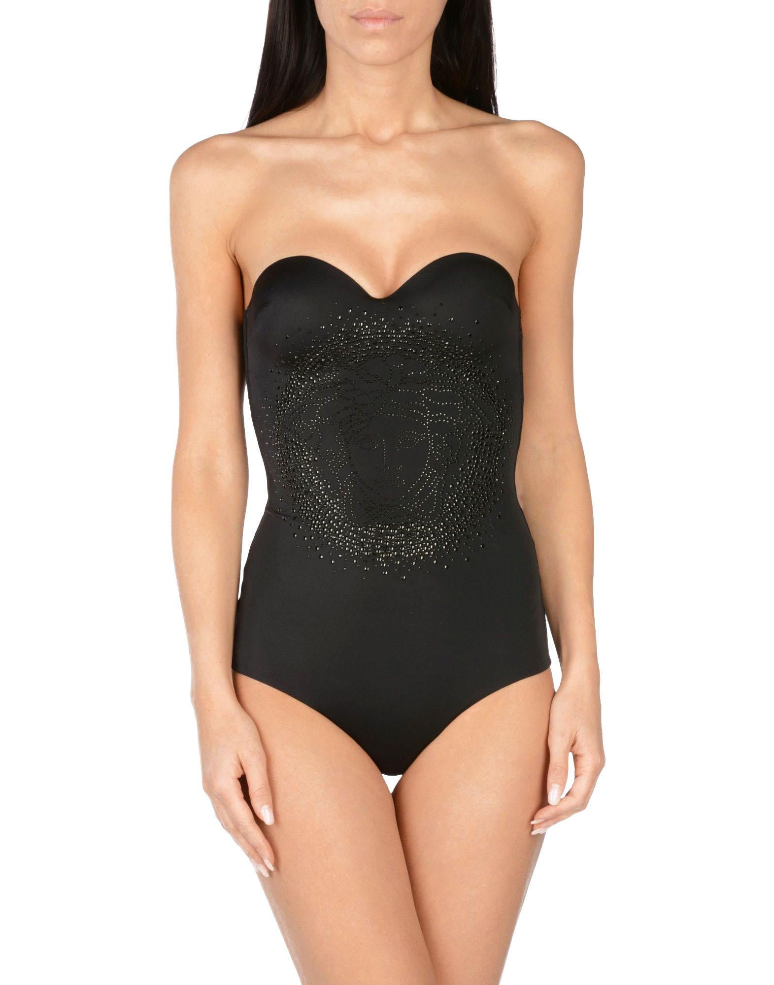 New Versace Schwarzer Jersey verschönert Medusa Badeanzug
Designer-Größen verfügbar - 1,2,4.
Rundes, getauchtes Körbchen, einteiliger Badeanzug mit abnehmbarem Neckholder und verziertem Medusa-Kopf in der Mitte, Stretch-Jersey, vollständig