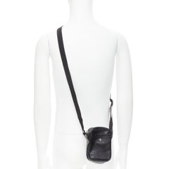 Kleine VERSACE Crossbody-Tasche aus schwarz lackiertem Leder mit silbernem Medusa-Logo und Medusa-Logo