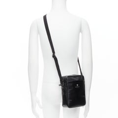 Neu VERSACE Crossbody-Tasche aus schwarz lackiertem Saffiano-Leder mit silberner Medusa