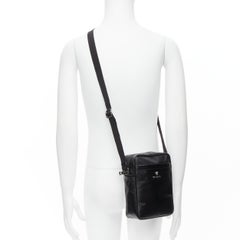 Neu VERSACE Crossbody-Tasche aus schwarz lackiertem Saffiano-Leder mit silberner Medusa