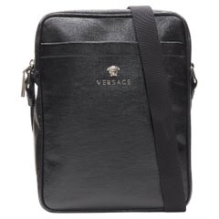 Neue neue VERSACE schwarz lackierte Medusa Crossbody Tasche aus saffianofarbenem Leder in Silber