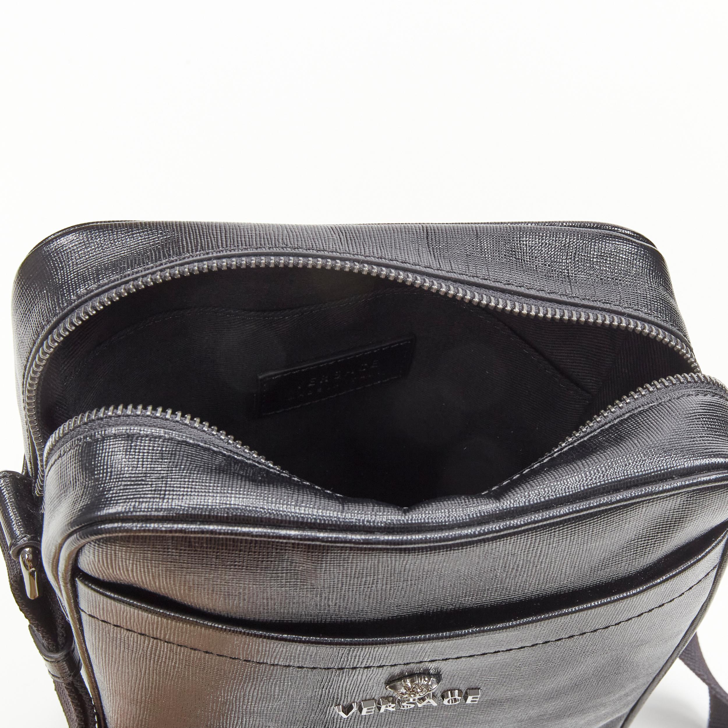 Versace - Sac de messager Méduse en cuir saffiano laqué noir et argenté,  état neuf - En vente sur 1stDibs