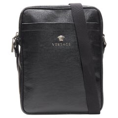 VERSACE Messenger Bag aus schwarz lackiertem Saffiano-Leder mit silbernem Medusa-Muster