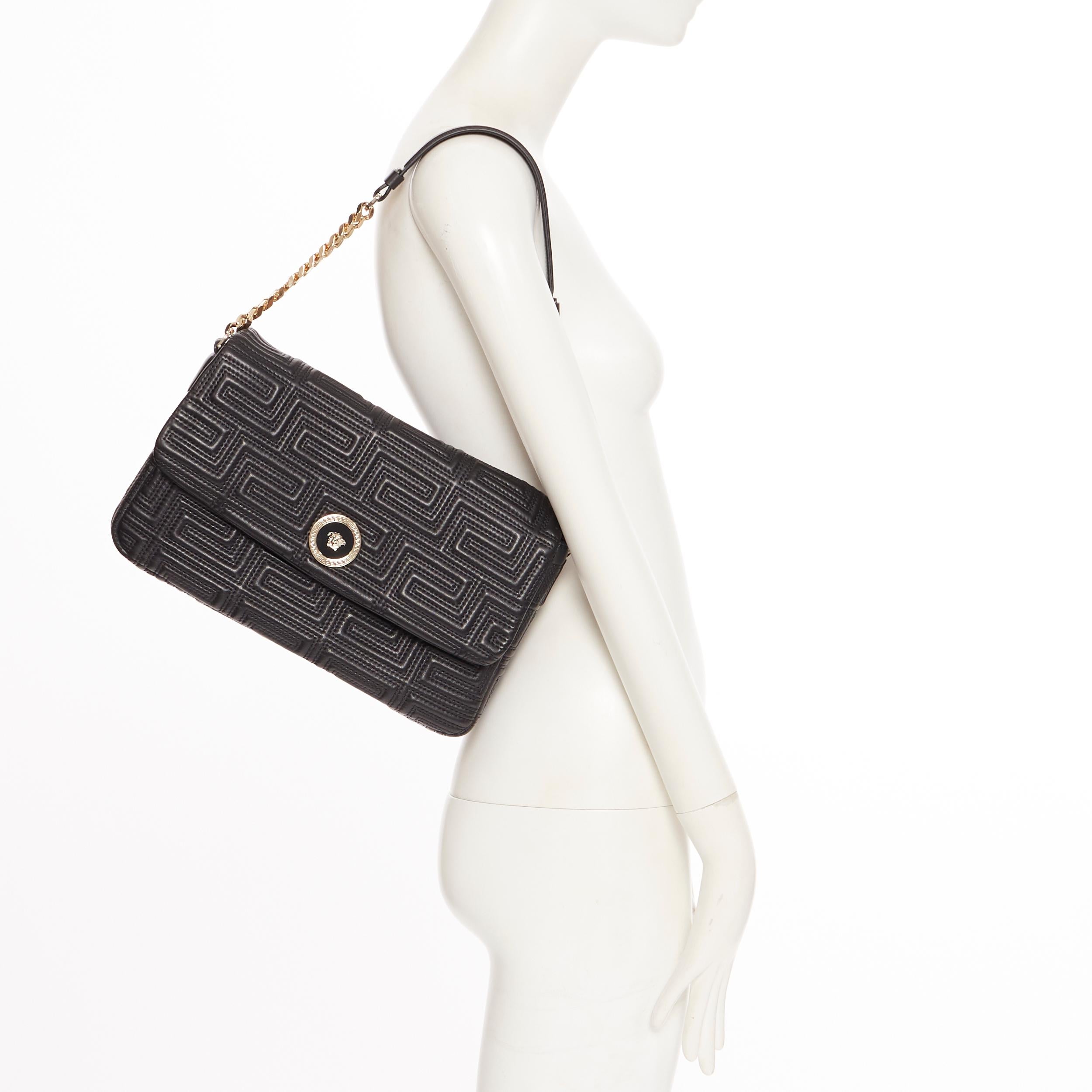 nuova VERSACE borsa a spalla grande in pelle di agnello nera Greca cucita Medusa con patta 
Marchio: Versace
Stilista: Donatella Versace
Nome del modello / Stile: Borsa a tracolla in pelle Greca
Materiale: Pelle; pelle di agnello
Colore: