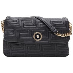 Neu, große VERSACE-Schultertasche aus schwarzem Lammleder mit Greca-Stickerei und Medusa-Klappe