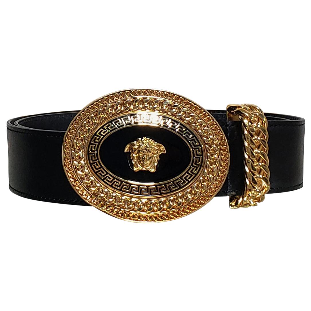 VERSACE

Black Leather Belt with Gold Plated and Black Medusa buckle.

Content: 100% leather

Size 80/32
1  1/2