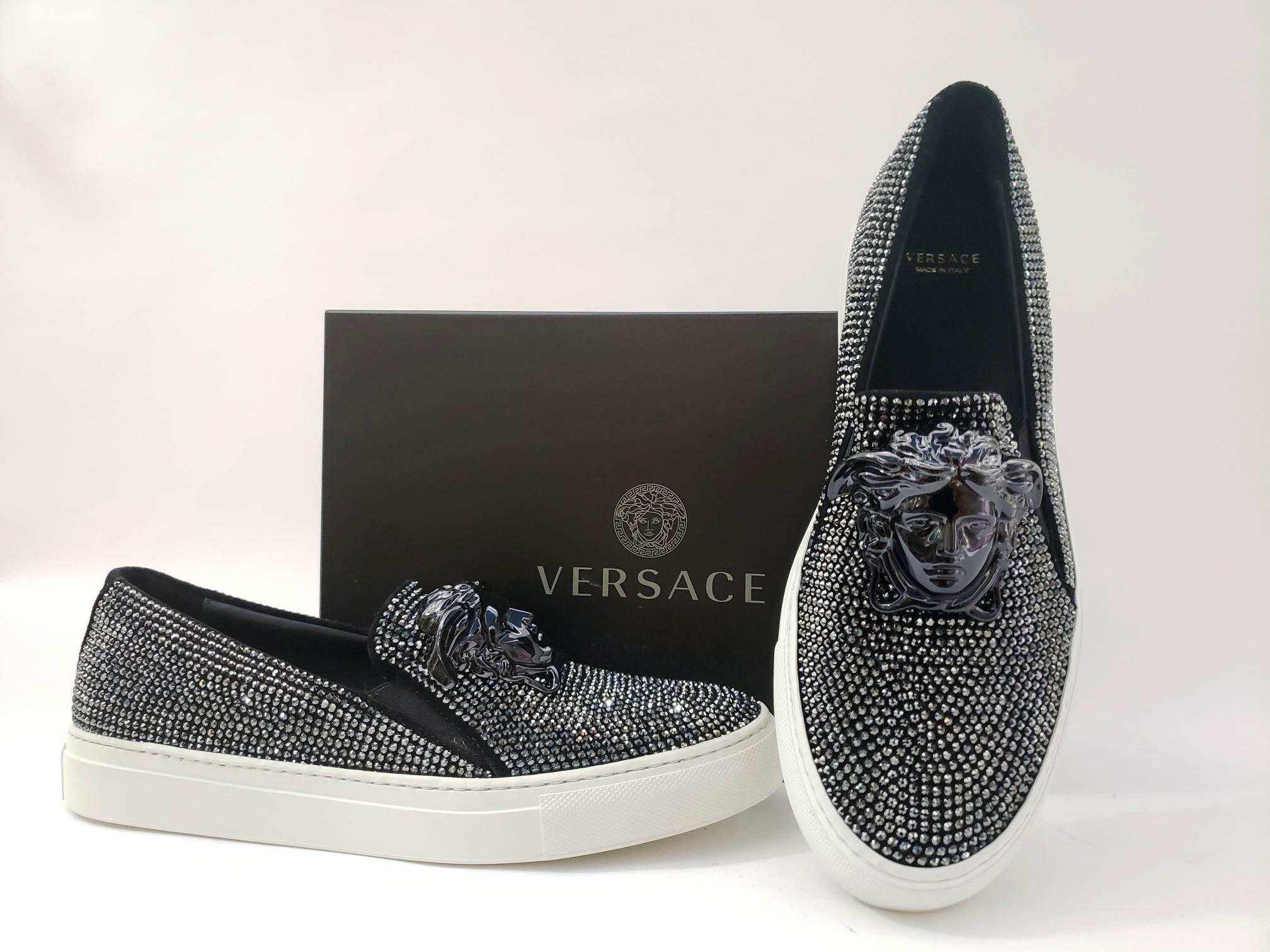 New Versace Black Leather Palazzo Low-Top Crystal Embellished Sneakers 38 - 8 In New Condition In Montgomery, TX