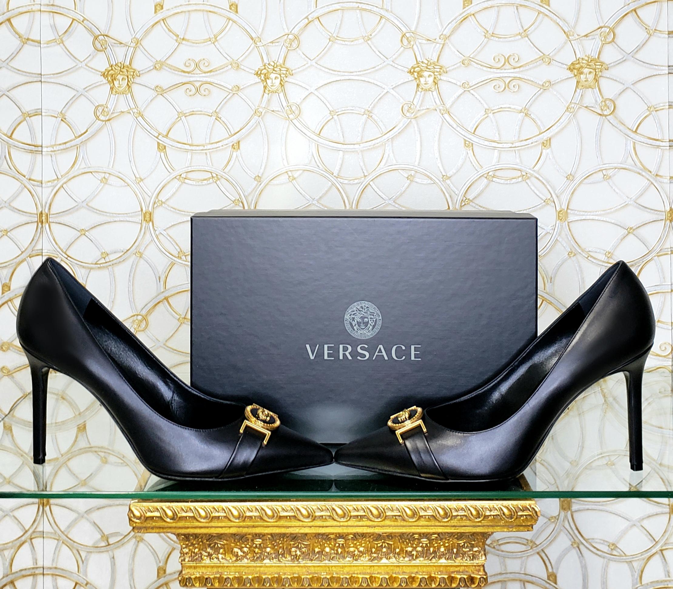 VERSACE

Black leather shoes with gold Medusa buckle and stiletto heel

DETAILS:

Closed toe

Medusa plaque

Content: 100% Leather (Lining and Sole) 

 Color: Black

Heel: 4 inches

Size 40 - US 10 insole: 10 3/4