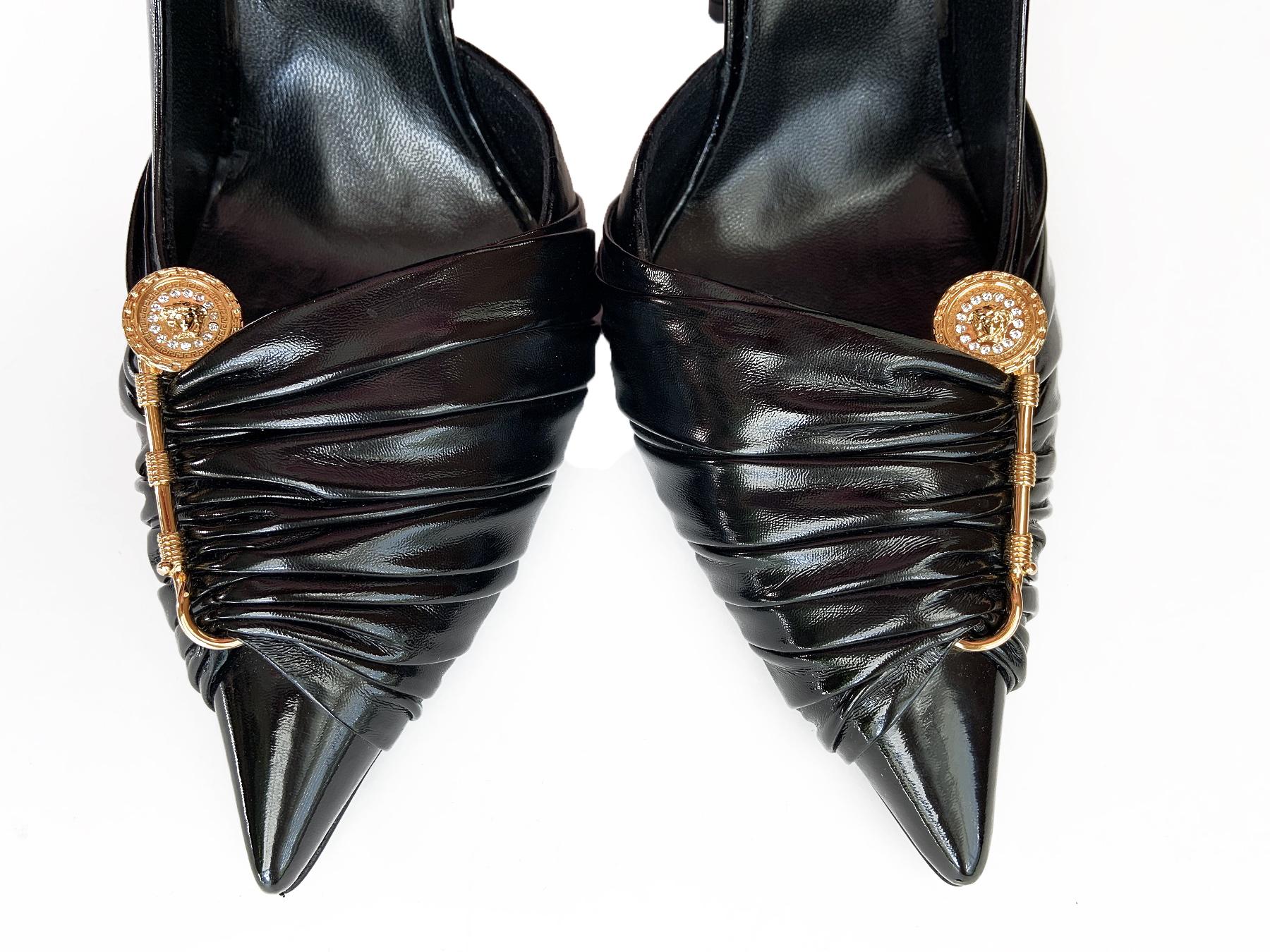 New Versace Black  Leather Safety Pin High Heels Shoes Pumps It 41 - US 11 In New Condition For Sale In Montgomery, TX