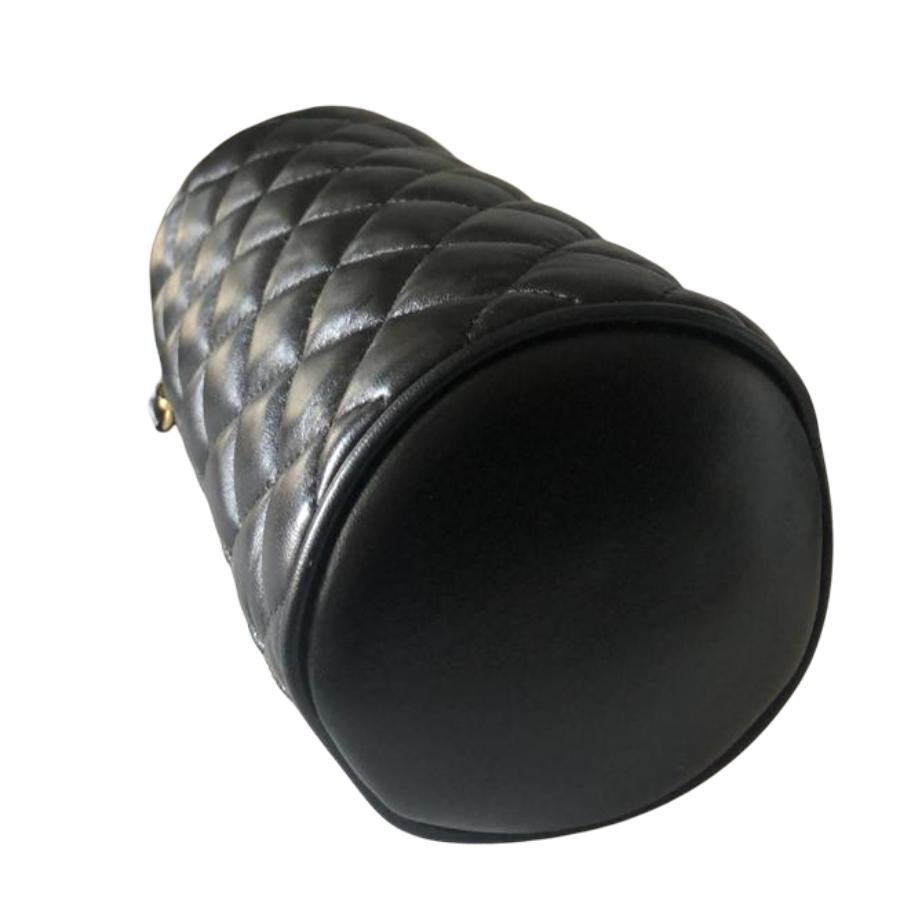 NEU NEW Versace Schwarz Medusa Kopf gesteppt Leder Zylinder Pouch Clutch Tasche im Angebot 2