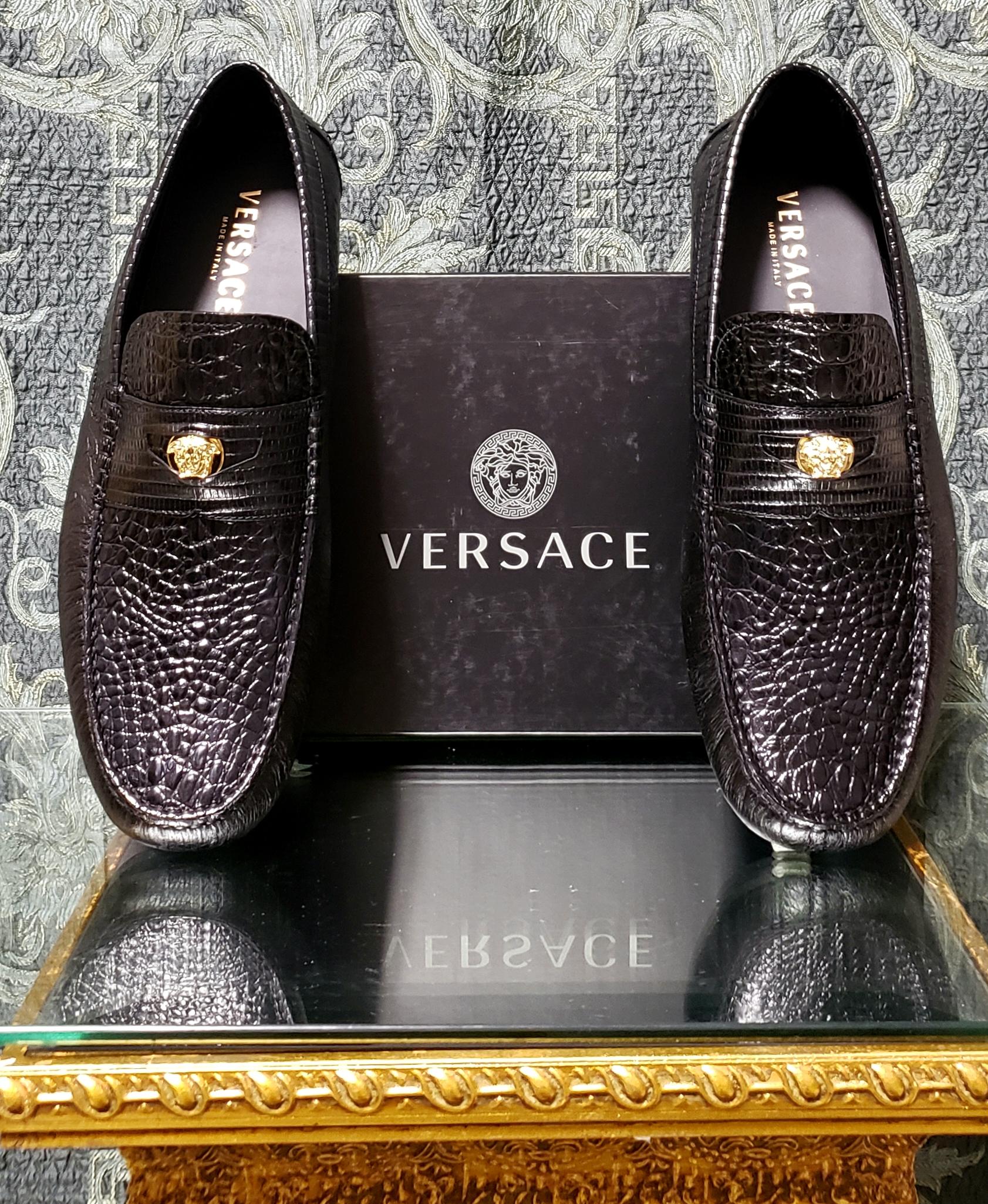 VERSACE

City Shoe

Both casual and chic, these loafers are a great alternative to sneakers when off-duty.
      
Rubber sole loafers

Signature gold-tone buckle with Medusa



Lining: 100% leather

Made in Italy

 Italian Size is 46 - US 13 insole: