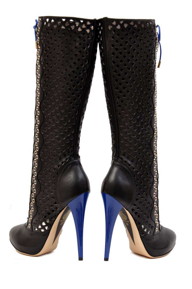 Versace - Bottes en cuir perforé noires, neuves, taille 37 - 7 Pour femmes en vente
