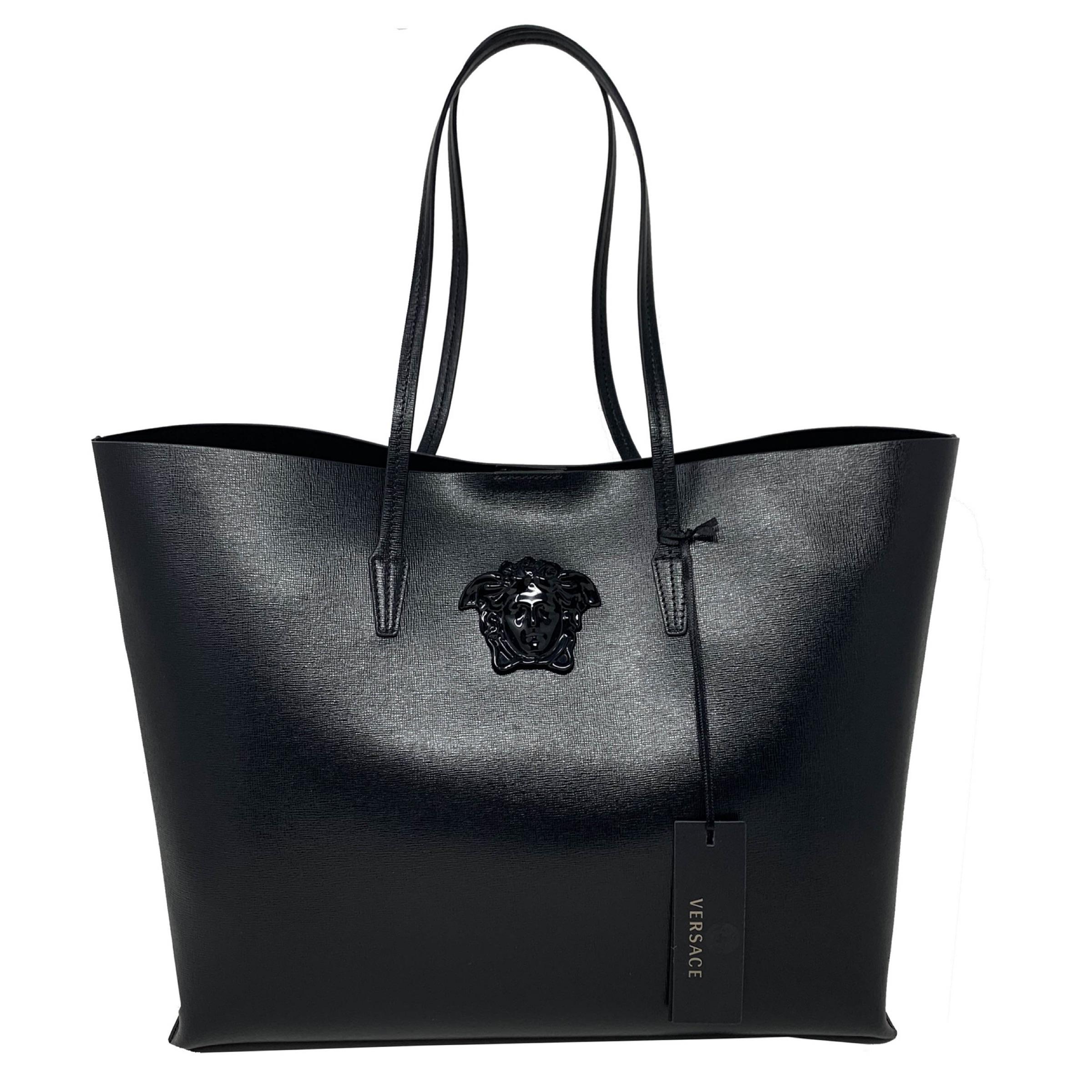Neu Versace Schwarz Saffiano Palazzo Medusa Kopf Leder Shopper Tote Umhängetasche

Garantierte Echtheit

DETAILS
Marke: Versace
Zustand: Brandneu
Geschlecht: Frauen
Kategorie: Tragetasche
Farbe: Schwarz
MATERIAL: