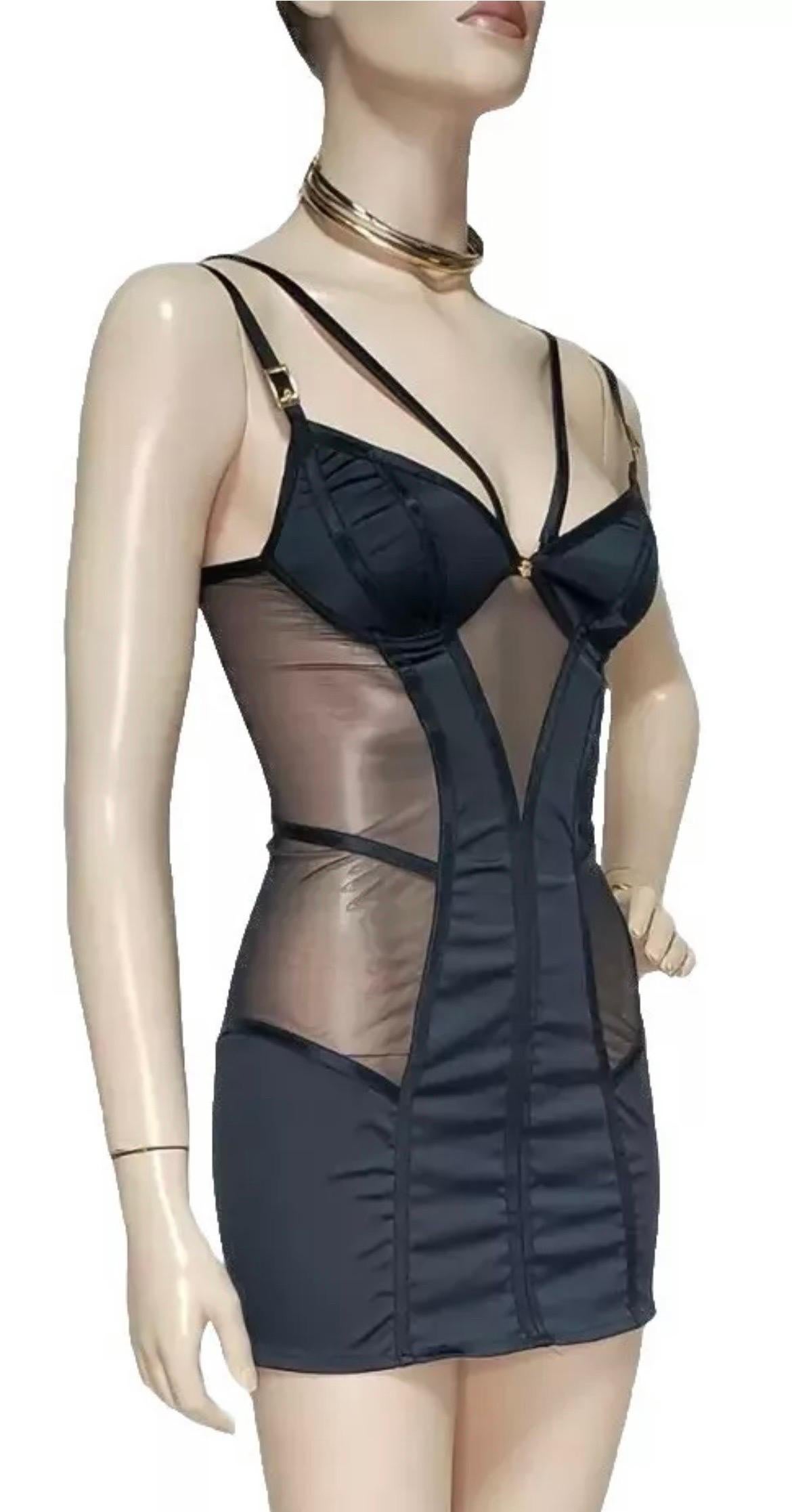 VERSACE
Abito a vestaglia in raso nero.
Il taglio enfatizza il petto, la vita e i fianchi.
Contenuto: 87% poliestere, 13% elastan 
Tessuto esterno: 92% nylon, 8% elastan
Taglia italiana 1 - XS
lunghezza 28