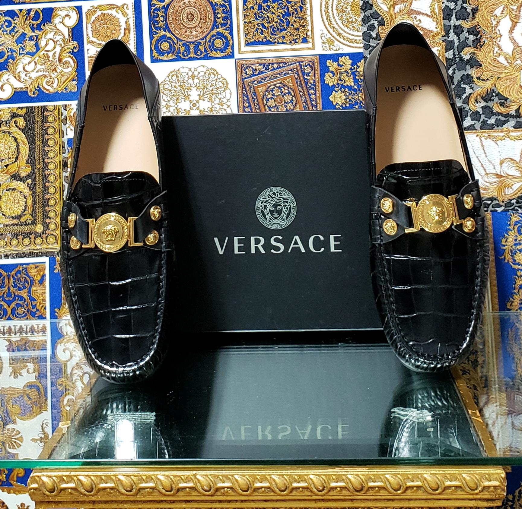 VERSACE



Black Stamp Croc City Shoes


Both casual and chic, these loafers are a great alternative to sneakers when off-duty.
      
Rubber sole loafers


Signature gold-tone buckle with Medusa





Lining: 100% leather


Made in Italy


     