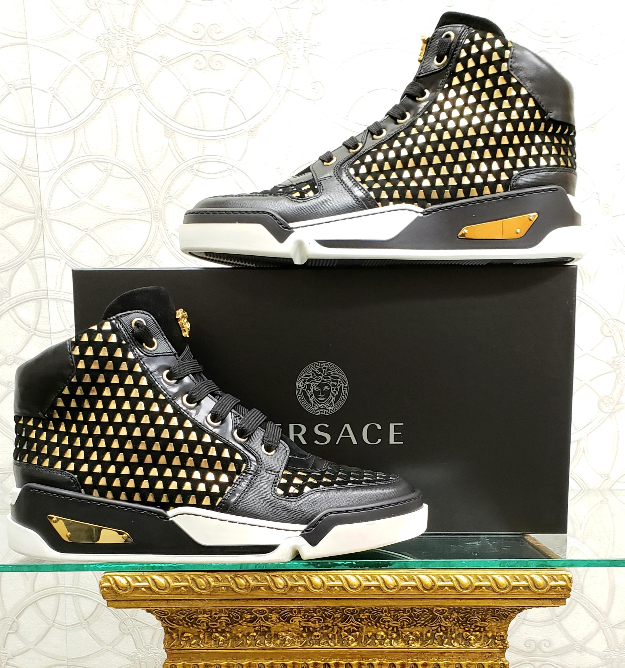 VERSACE 

This sneakers is embodied in true Versace-style and  features a great mix of black suede

 and smooth leathers with gold-tone accents.  

 Gold medusa on the leather tongue. Lacing

  Italian size is 42 - US 9

Content:

Leather: