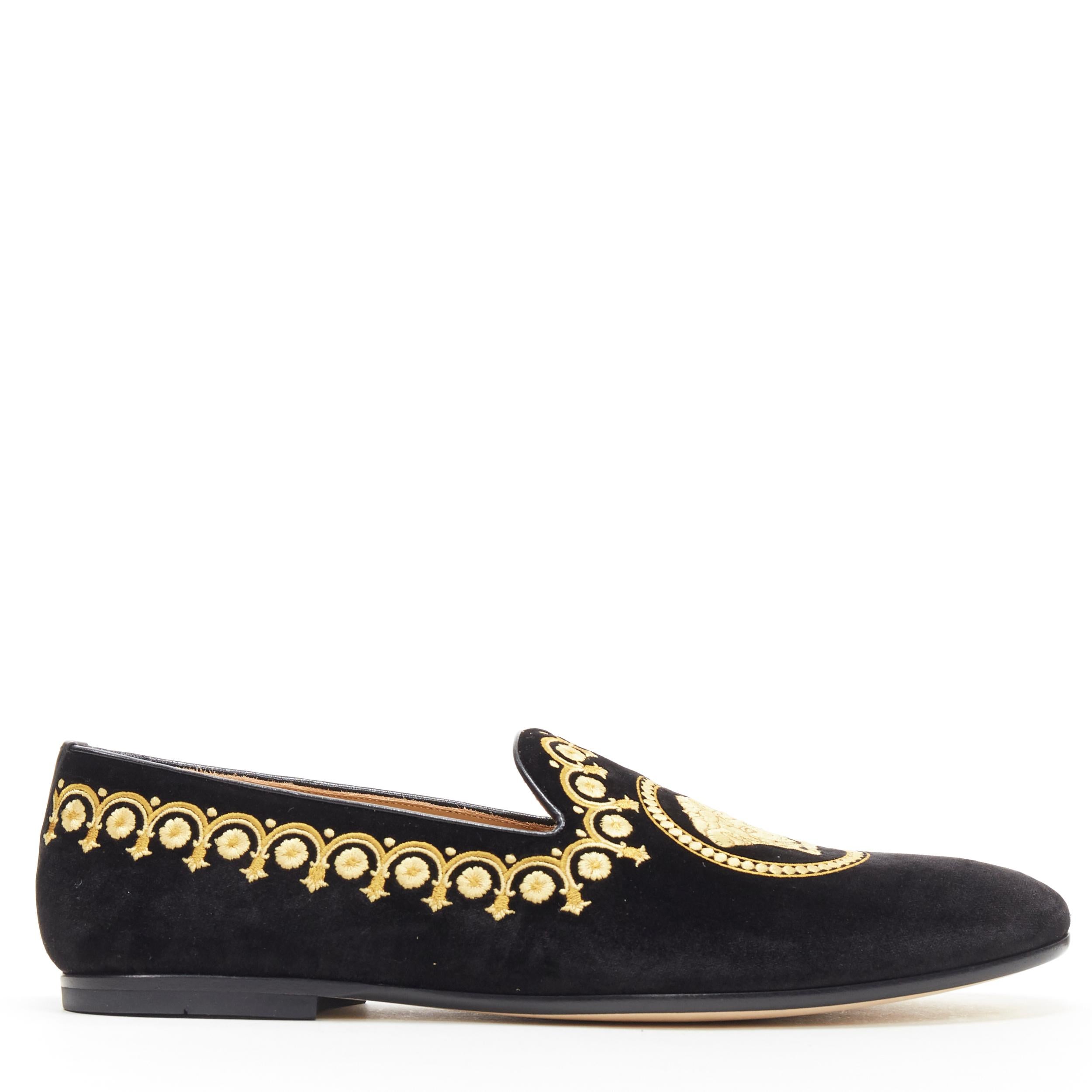 neu VERSACE schwarz vekvet Medusa Barock Stickerei Raucher Slipper Slipper EU43
Marke: Versace
Designer: Donatella Versace
Modellname / Stil: Samt-Loafer
MATERIAL: Samt
Farbe: Schwarz
Muster: Floral
Verschluss: Schlupf
Extra Detail: Obermaterial aus