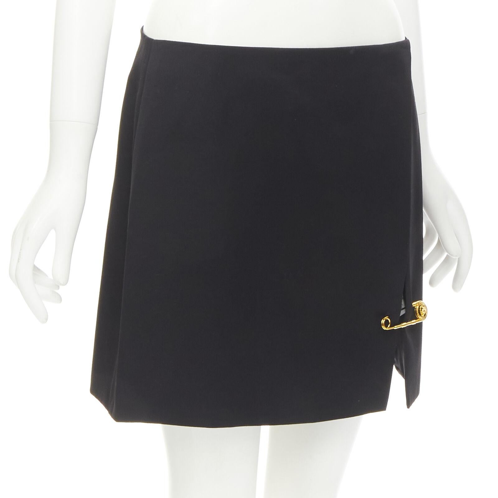 new VERSACE black viscose gold Medusa safety pin high slit mini skirt IT42 M In New Condition In Hong Kong, NT