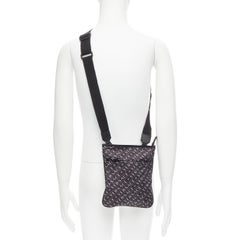 schwarz-weiße VERSACE Messenger-Tasche aus Nylon mit Medusa-Druck